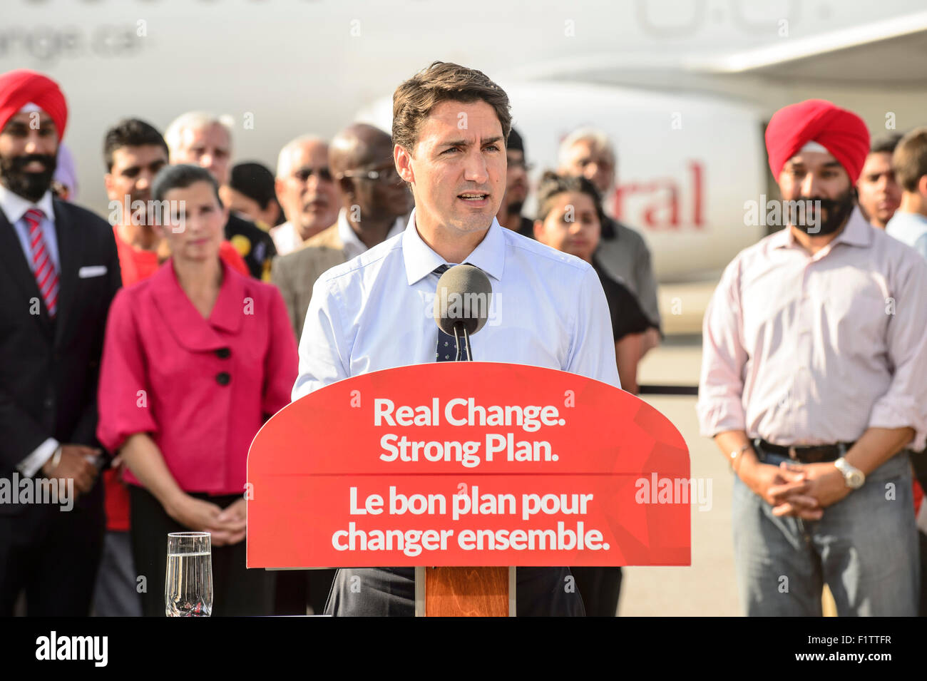 Mississauga, Kanada. 7. September 2015. Führer der Liberalen Justin Trudeau war am Pearson Airport mit lokalen Kandidaten und ihren Anhängern, die liberale Partei Kampagne Flugzeuge zu enthüllen. Bildnachweis: Victor Biro/Alamy Live-Nachrichten Stockfoto