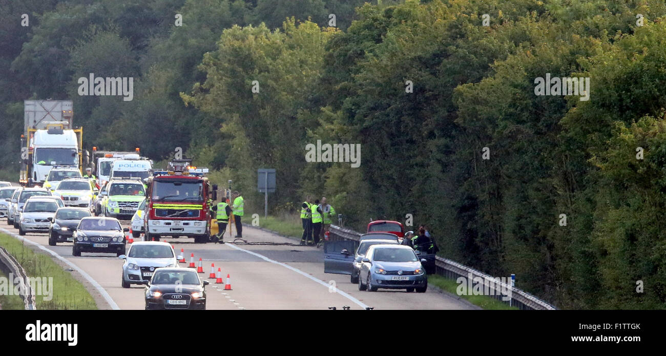 M3 in der Nähe von Winchester, UK. 7. September 2015.   M3 Hampshire, Polizei, Umgang mit einem "tödlichen Kollision" auf der M3 Richtung Norden zwischen den Anschlussstellen acht und neun Uhr Micheldever. Zwei Fahrzeug Bene beteiligt haben und man hat übrig Straße und am Ende oben im Baum hängenden in eine Autobahn-Schlucht. Ein Sprecher von Hampshire Constabulary sagte: "Wir tun mit einem ernsthaften Zusammenstoß auf der M3 in nördlicher Richtung am Micheldever führte zu einer der beiden Bahnen geschlossen hat, ist es wahrscheinlich auf diese Weise für einige Zeit bleiben. Bildnachweis: Jason Kay/Alamy Live News Stockfoto