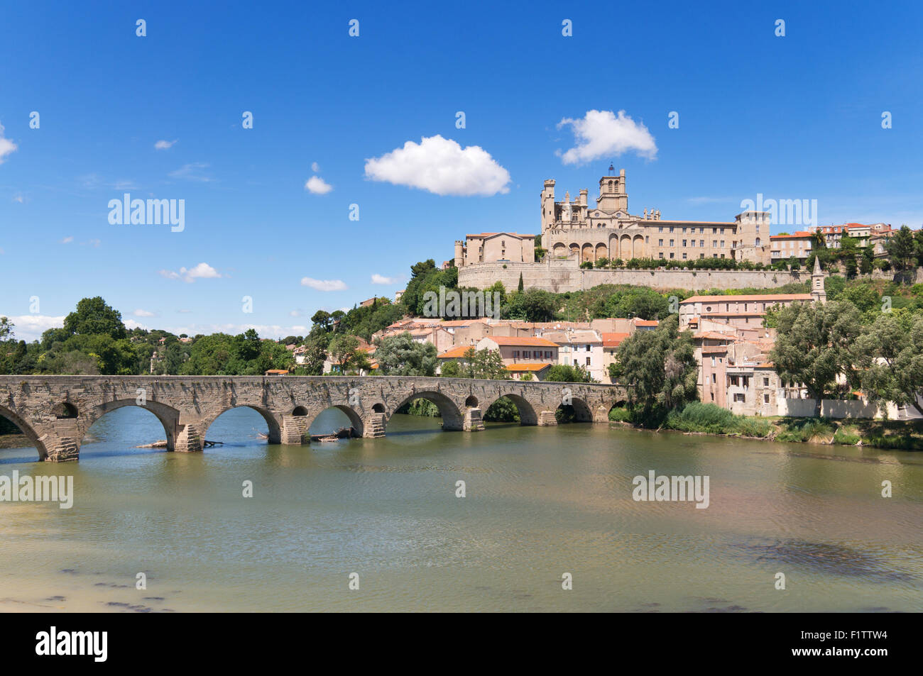 Le Pont Vieux über den Fluss Orb und die Kathedrale von Saint-Nazaire, Béziers, Languedoc-Roussillon, Frankreich, Europa Stockfoto