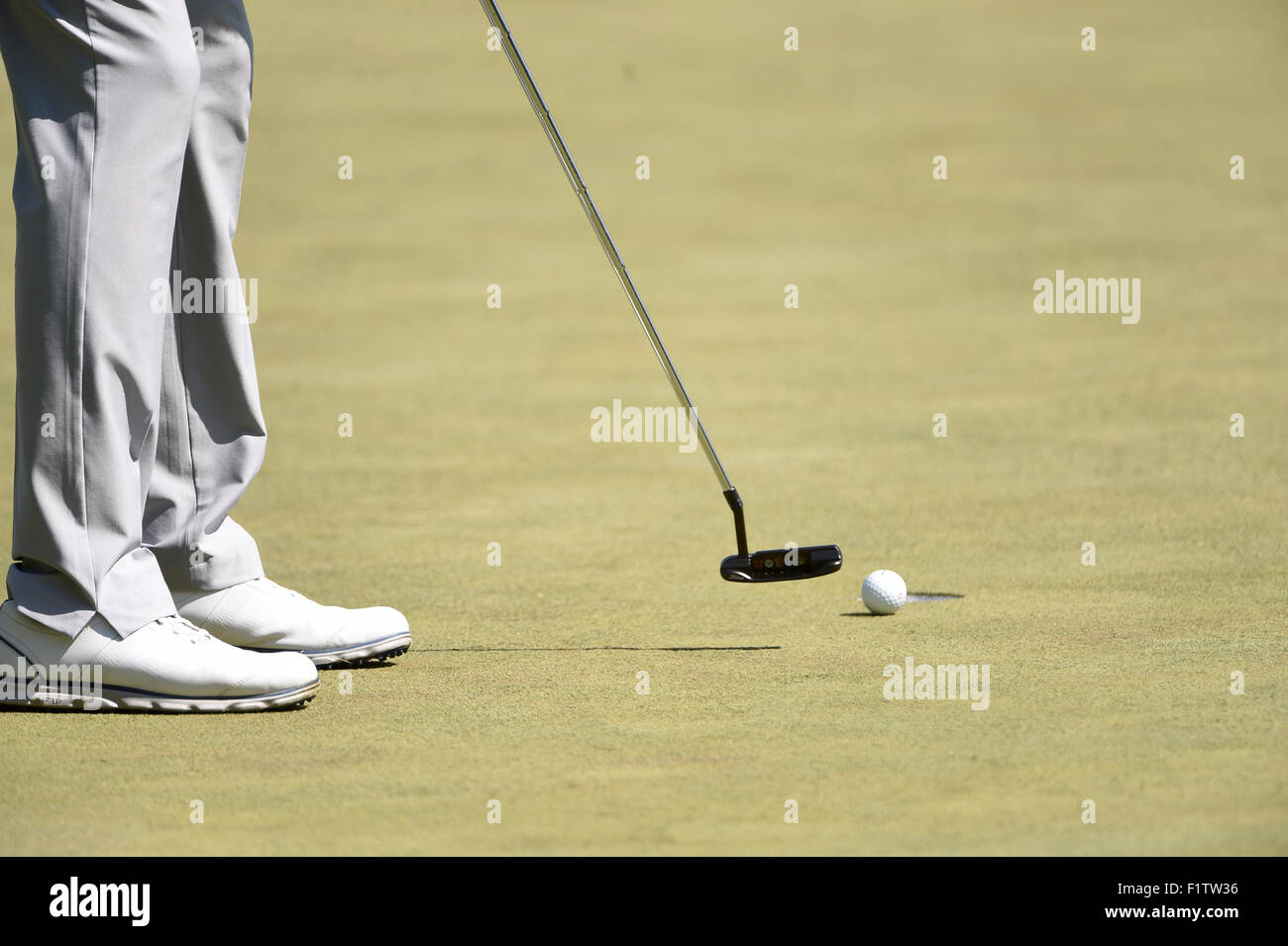 Norton, Massachusetts, USA. 7. Sep, 2015. Cameron Tringale putts 3. Loch während der Meisterschaftsrunde der PGA Deutsche Bank Championship-Turnier bei TPC Boston in Norton, Massachusetts. Eric Canha/CSM/Alamy Live-Nachrichten Stockfoto