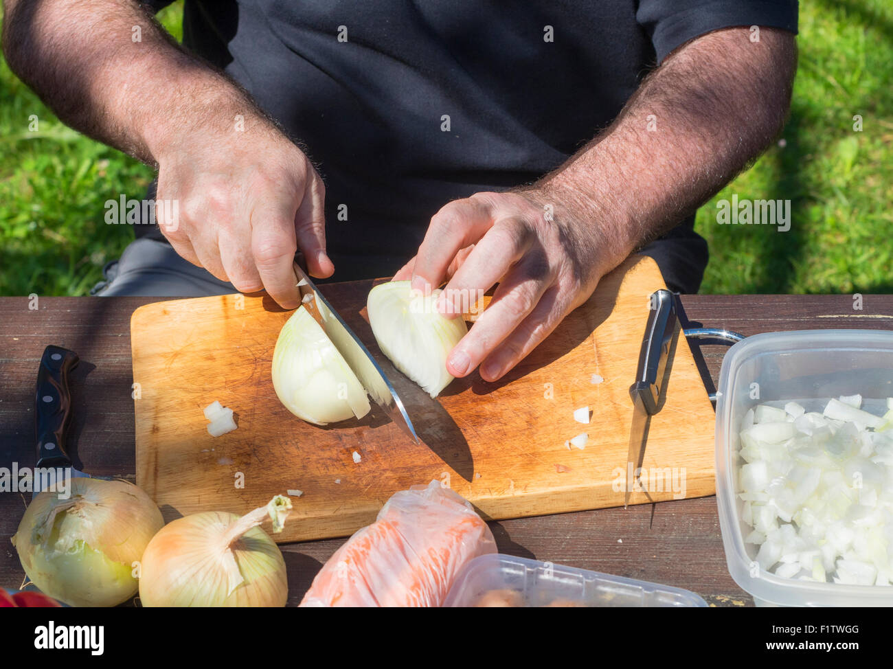schneiden Zwiebeln eine Picknick im freien Stockfoto