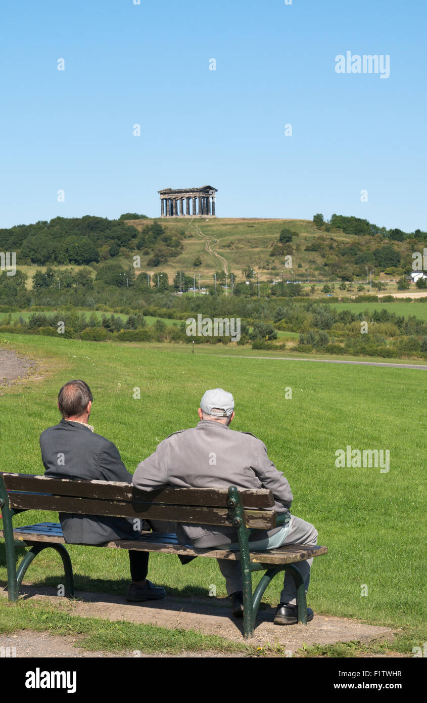 Zwei ältere Menschen im Ruhestand Bergleute über Herrington Country Park in Richtung Penshaw Denkmal, Tyne and Wear, England, UK Stockfoto