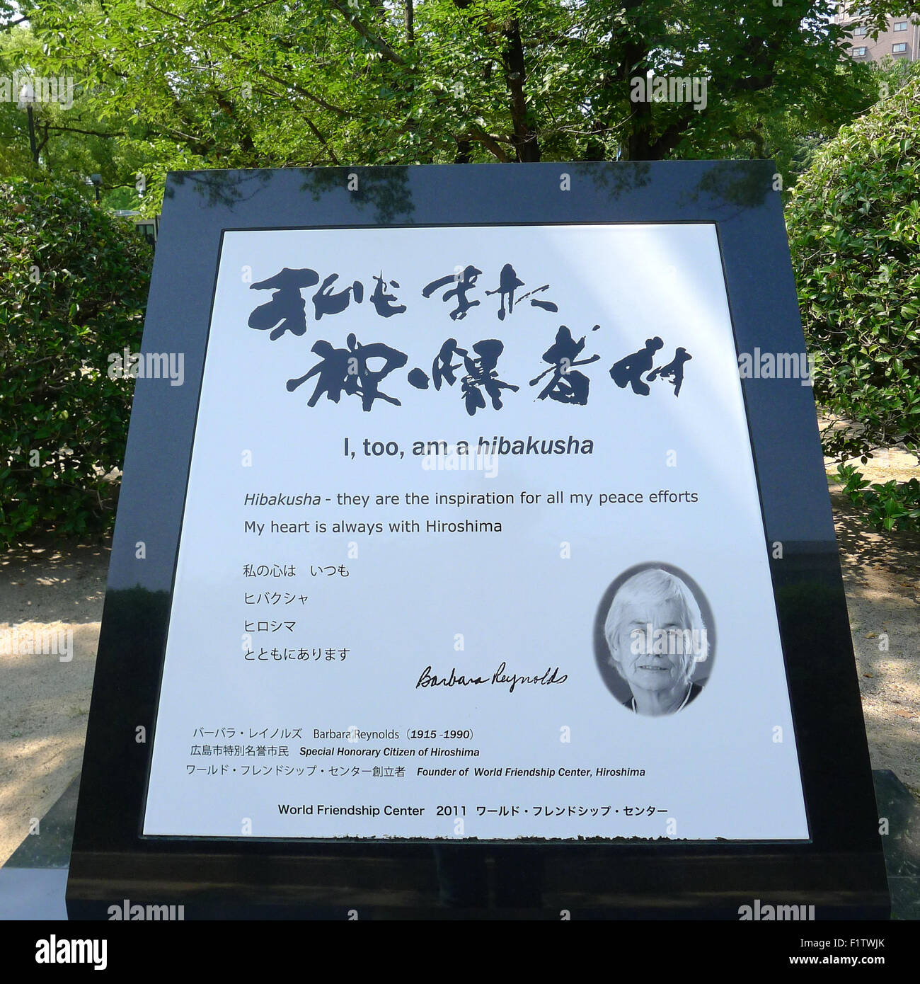 Plaque, US-amerikanischer Friedensaktivist Barbara Reynolds im Friedenspark Hiroshima, Japan Stockfoto