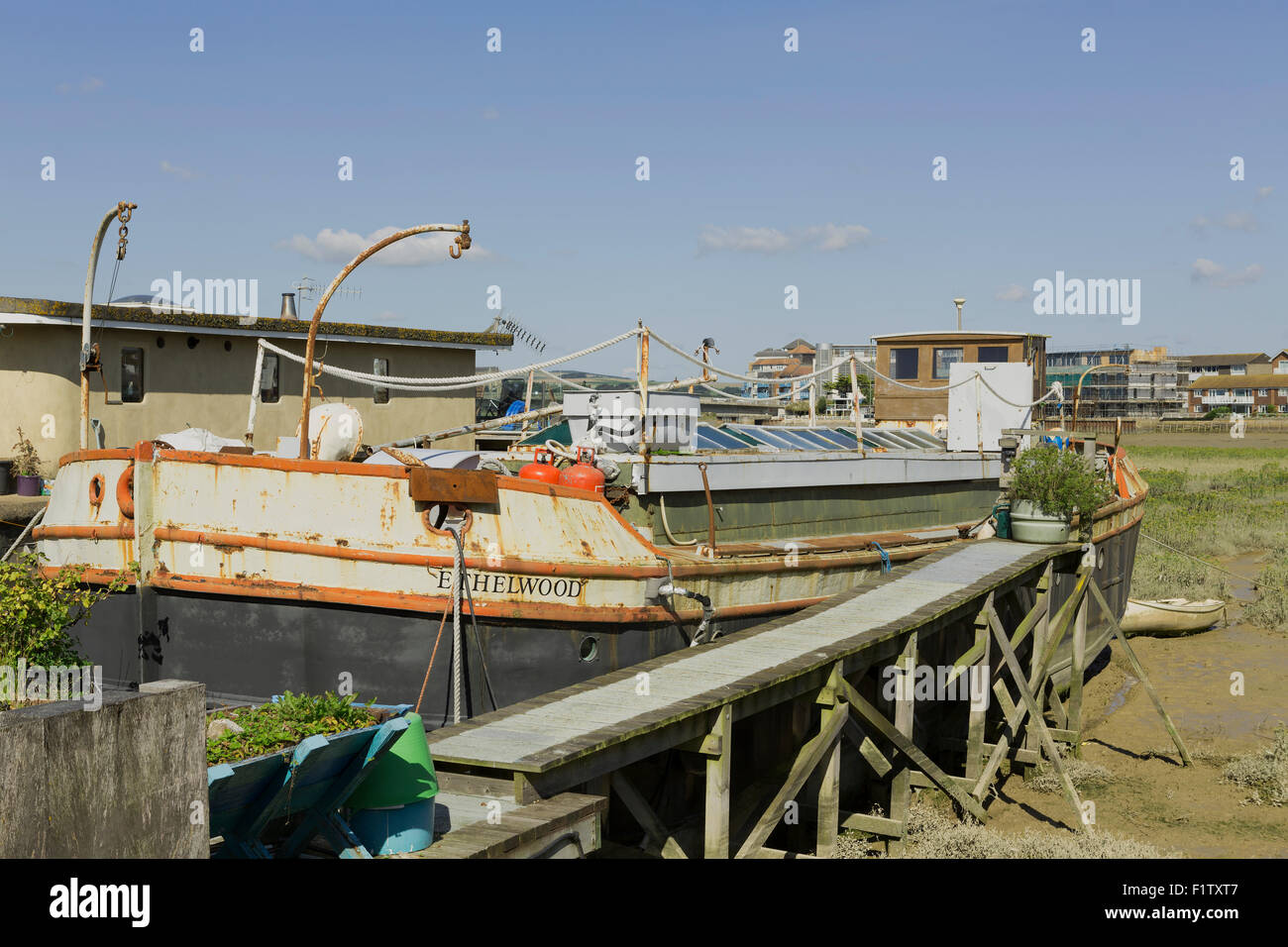 Hausboote in Shoreham Hafen West Sussex. Lifestyle living an der Mündung des Flusses Adur. Stockfoto