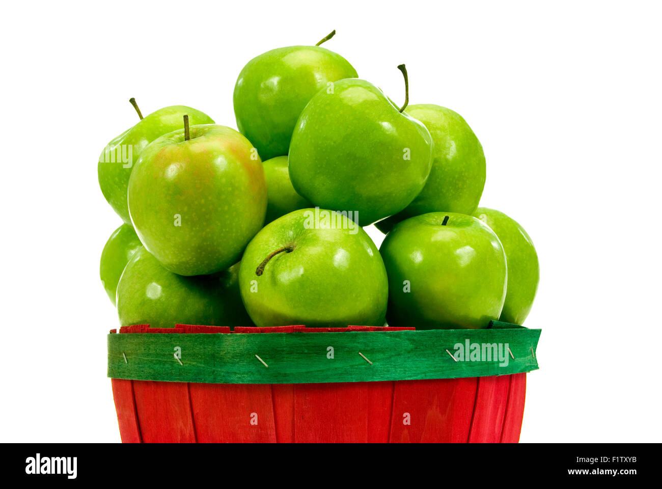 Äpfel in der Nähe im kleinen Korb frisch gepflückt und zum Essen bereit.  Isoliert auf weißem Hintergrund Stockfoto