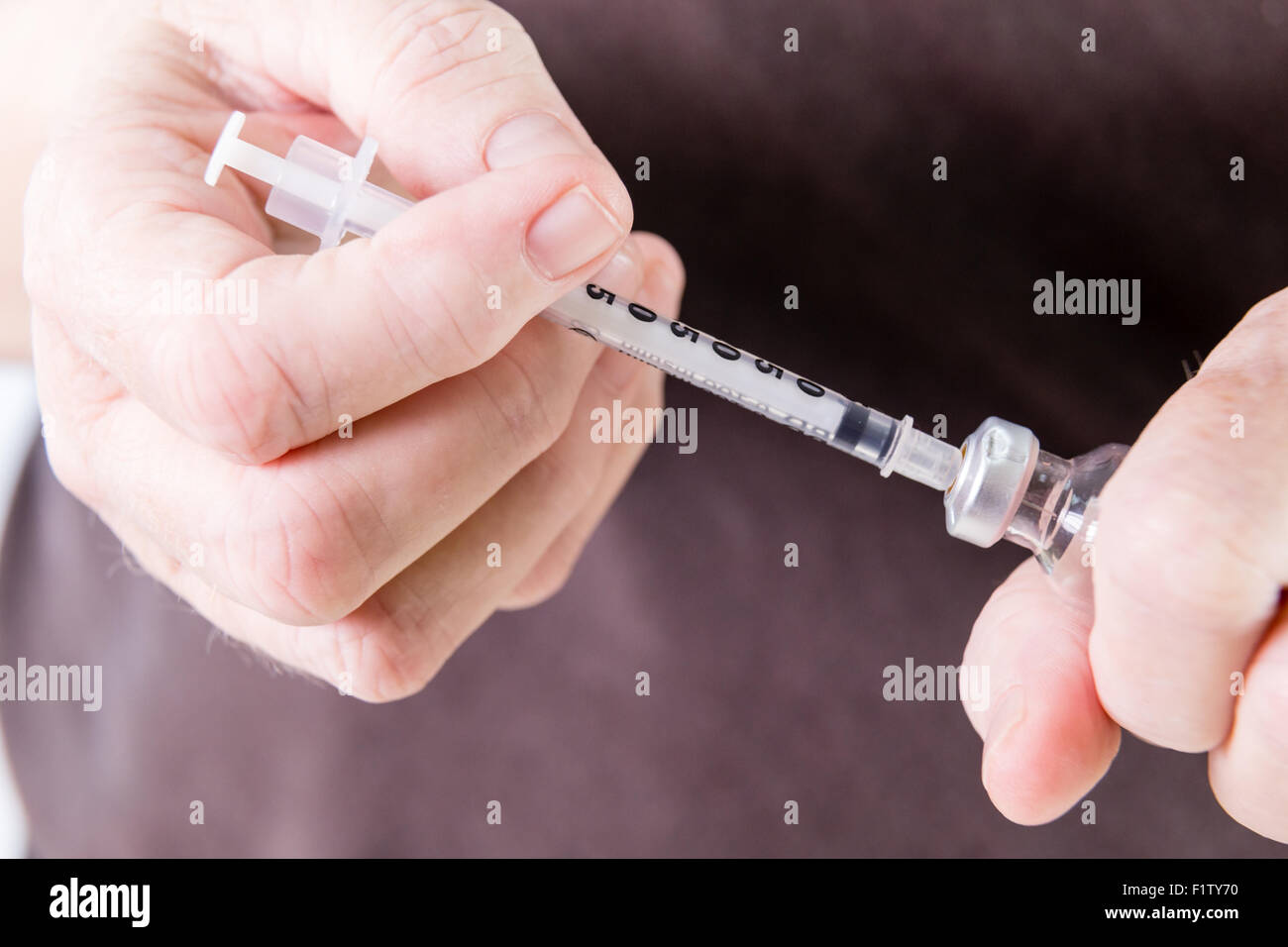 Zeichnen Insulin aus Fläschchen mit Spritze Stockfotografie - Alamy