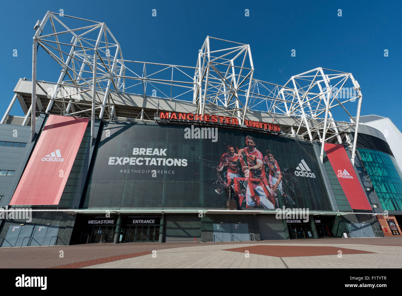 Old Trafford, das Stadion von Manchester United Football Club an einem sonnigen Tag klarer blauer Himmel (nur zur redaktionellen Verwendung). Stockfoto
