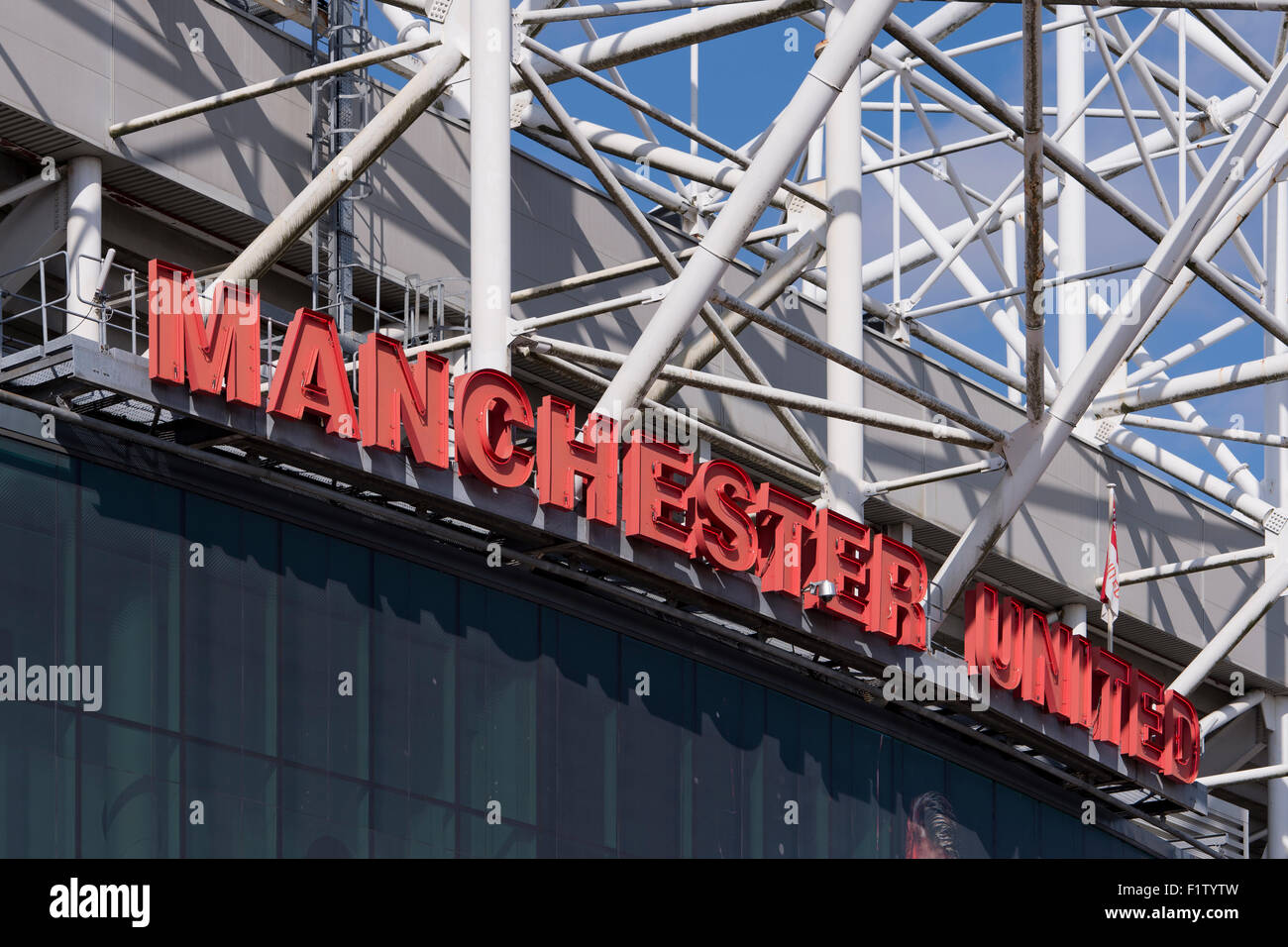 Das Zeichen von Manchester United Football Club auf der Seite des Vereins Stadion Old Trafford (nur zur redaktionellen Verwendung) Stockfoto