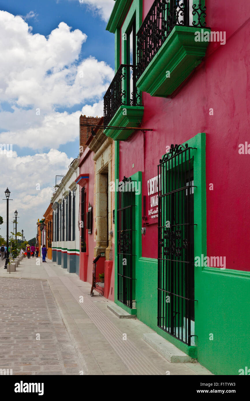 Bunt bemalten Häuser und Geschäfte säumen die Straßen in OAXACA, Mexiko Stockfoto