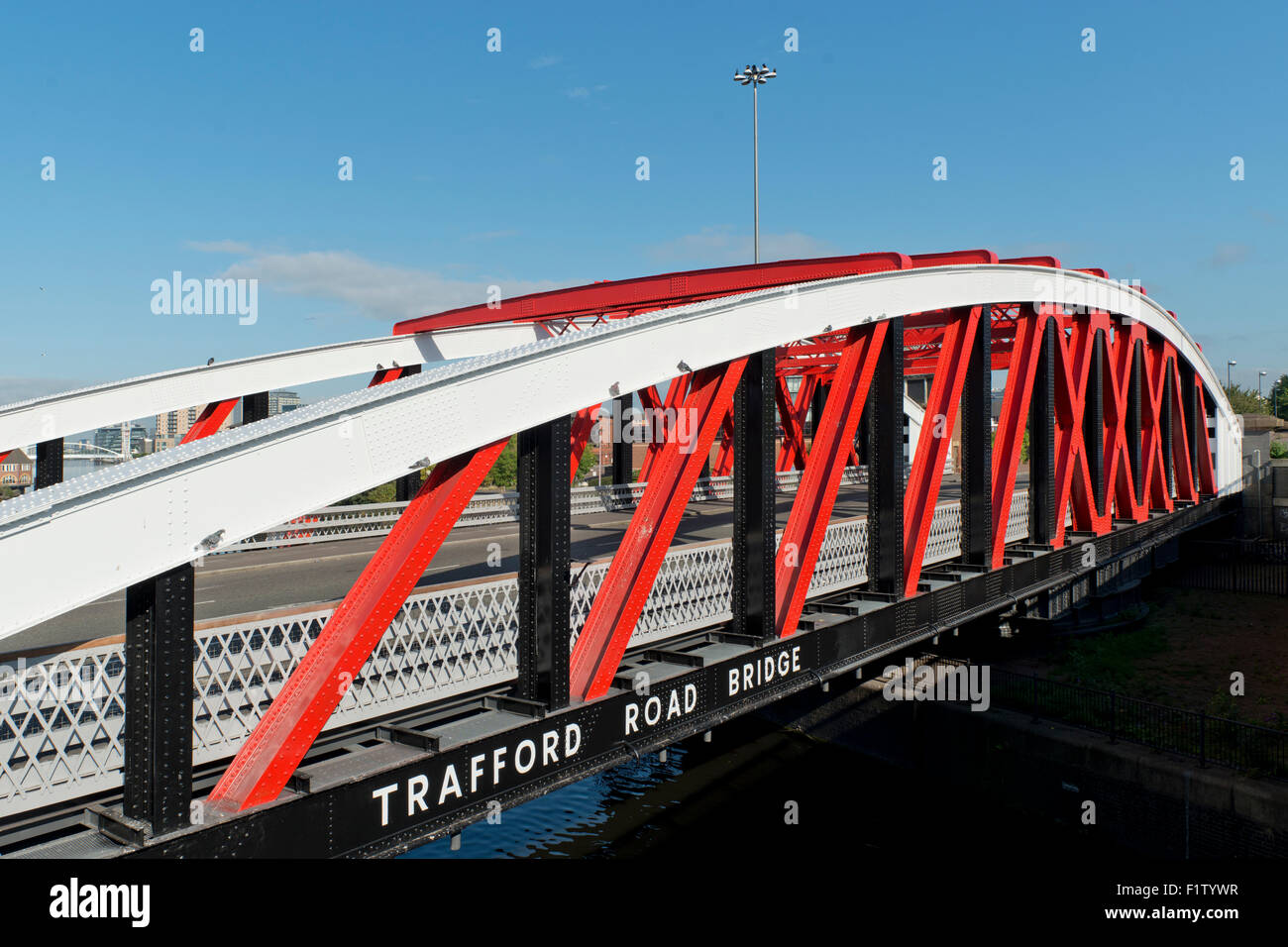 Die Trafford Straße Drehbrücke verbindet Salford Quays und Old Trafford in Manchester Ship Canal, UK. Stockfoto