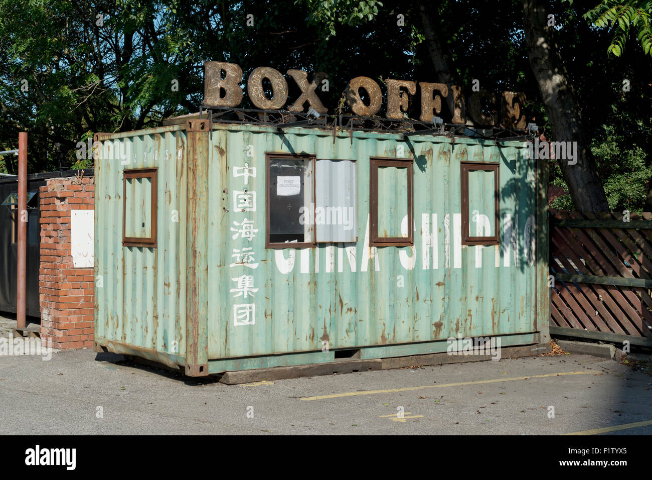 China Shipping Container verwandelte sich in ein Kassenschlager in der Victoria-Lager in Stretford, Manchester Trafford Wharf unterwegs. Stockfoto