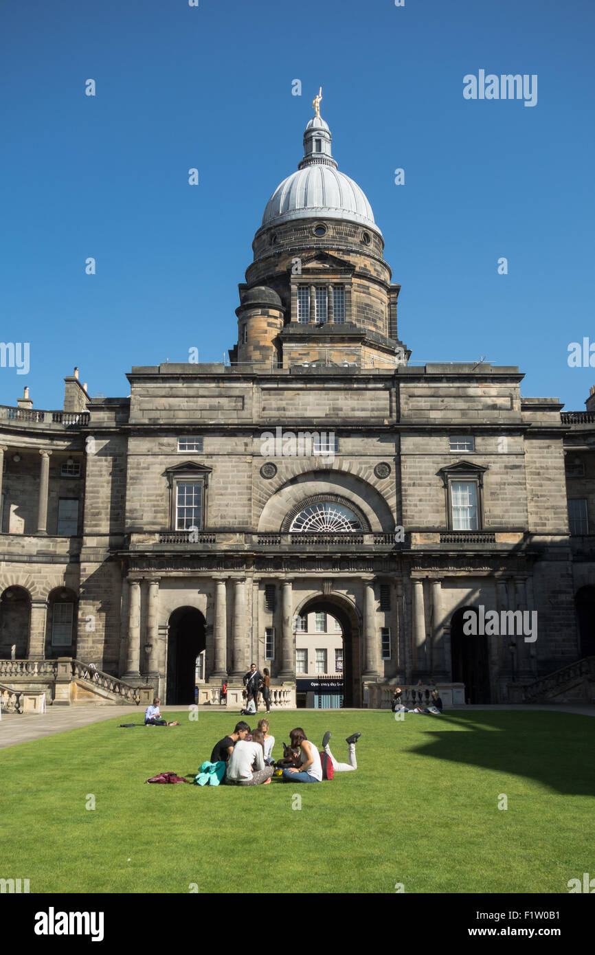 Der University of Edinburgh Edinburgh Law School, Old College - Studenten in der quad Stockfoto