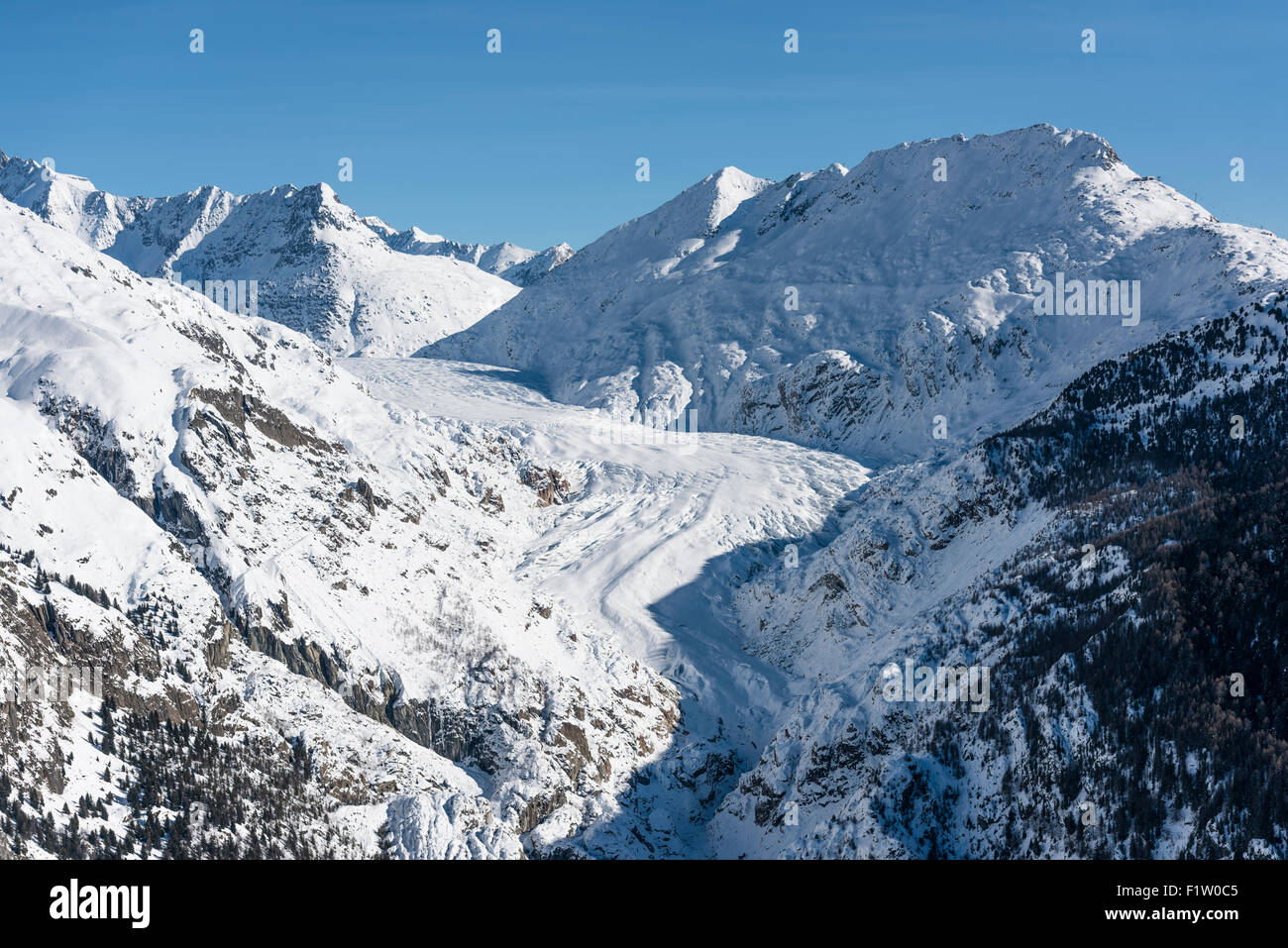Südlichsten Teil der Gletscherzunge des Grossen Aletschgletschers, größte Gletscher der Schweiz, im Winter. Stockfoto