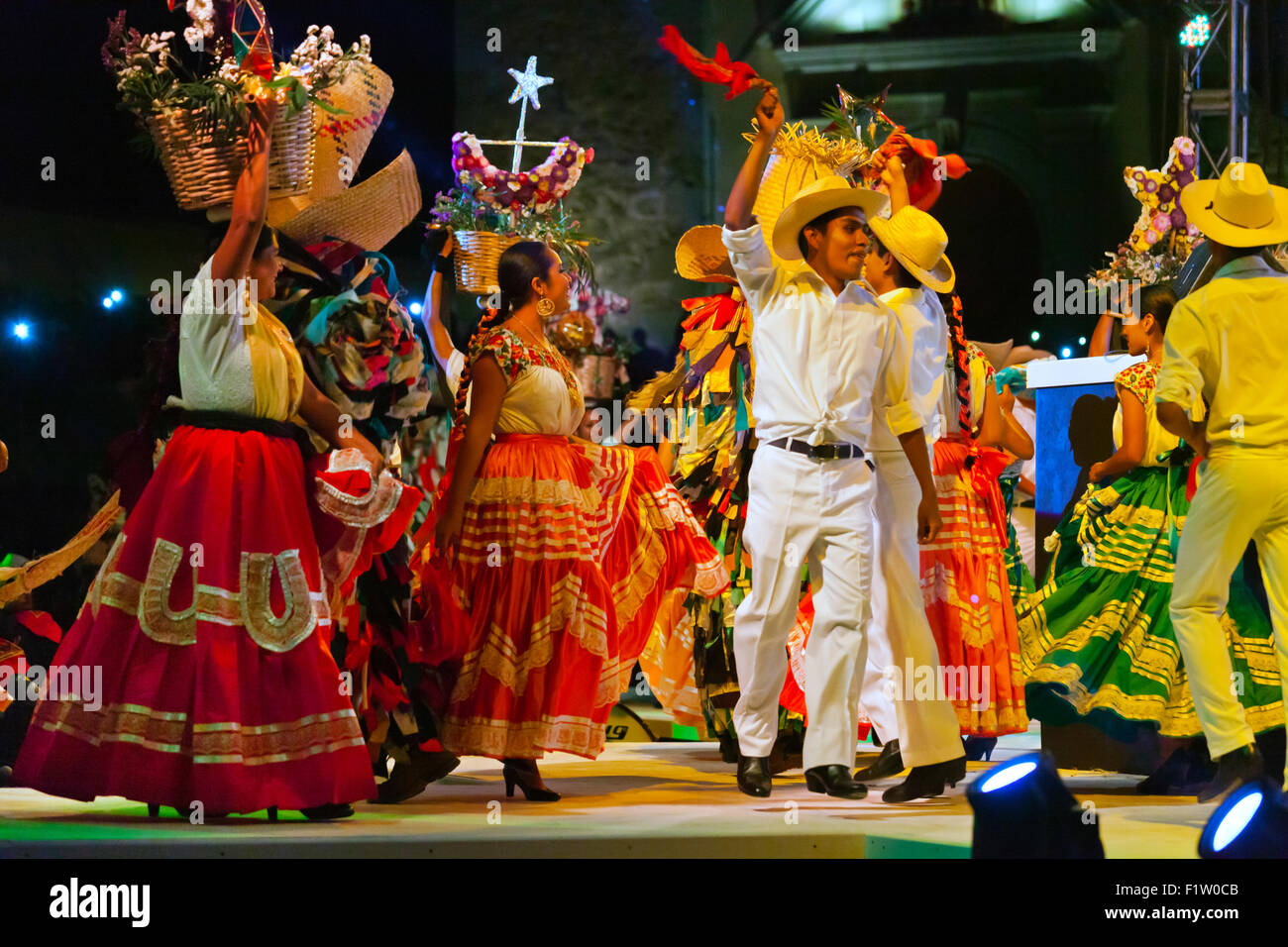 VOLKSTÄNZER führen in die Plaza De La Danza während des GUELAGUETZA-Festivals im Juli - OAXACA, Mexiko Stockfoto