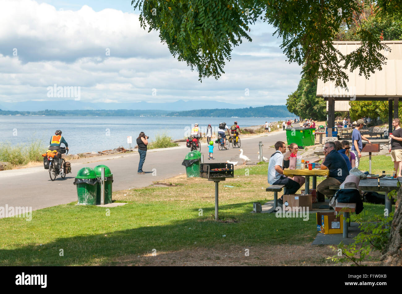Menschen, die genießen ein Picknick & Grill im Lincoln Park, West Seattle neben Puget Sound. Stockfoto