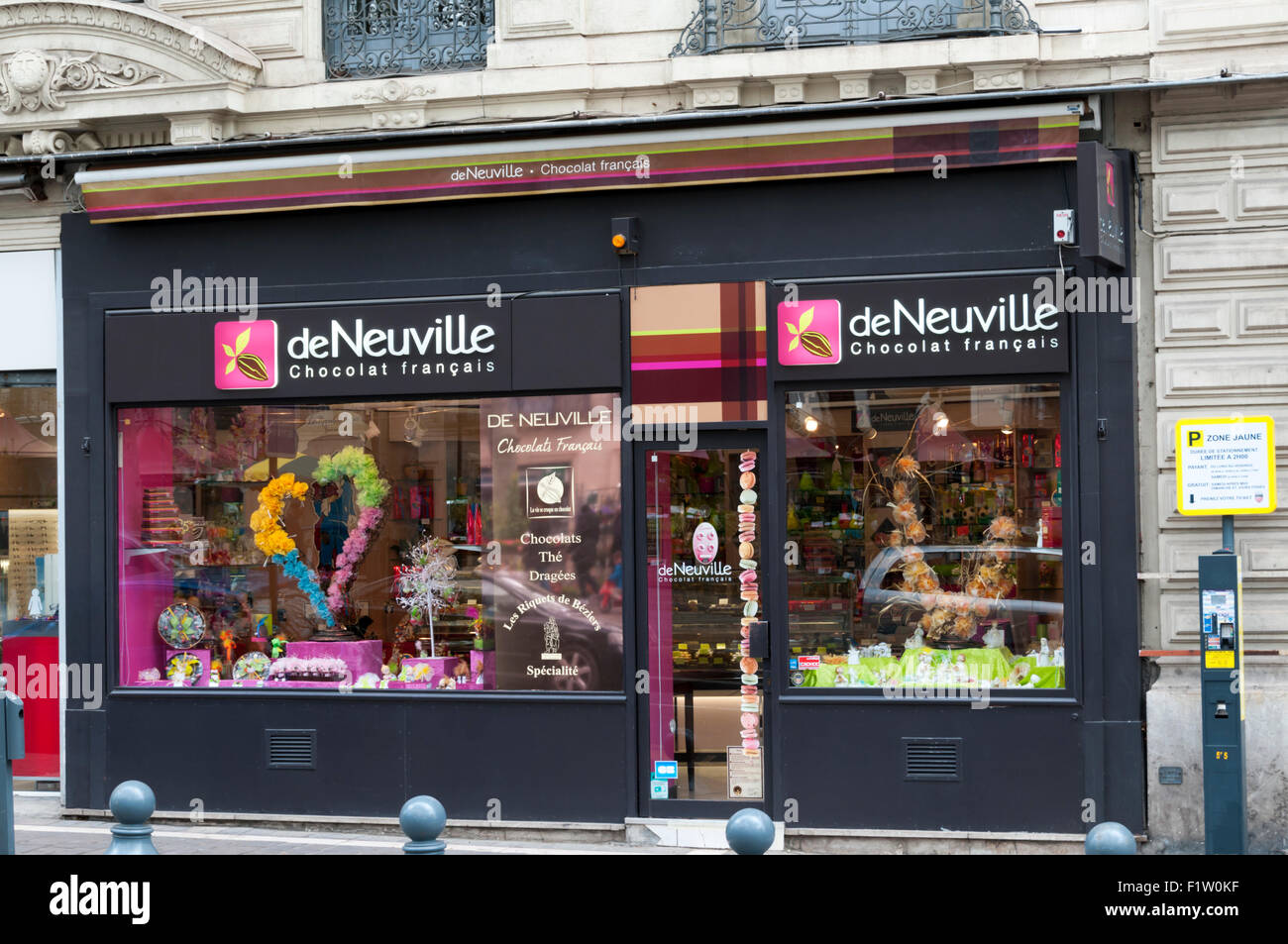 Der Shop von DeNeuville Chocolat Français in der Allee Paul Riquet, Beziers. Stockfoto