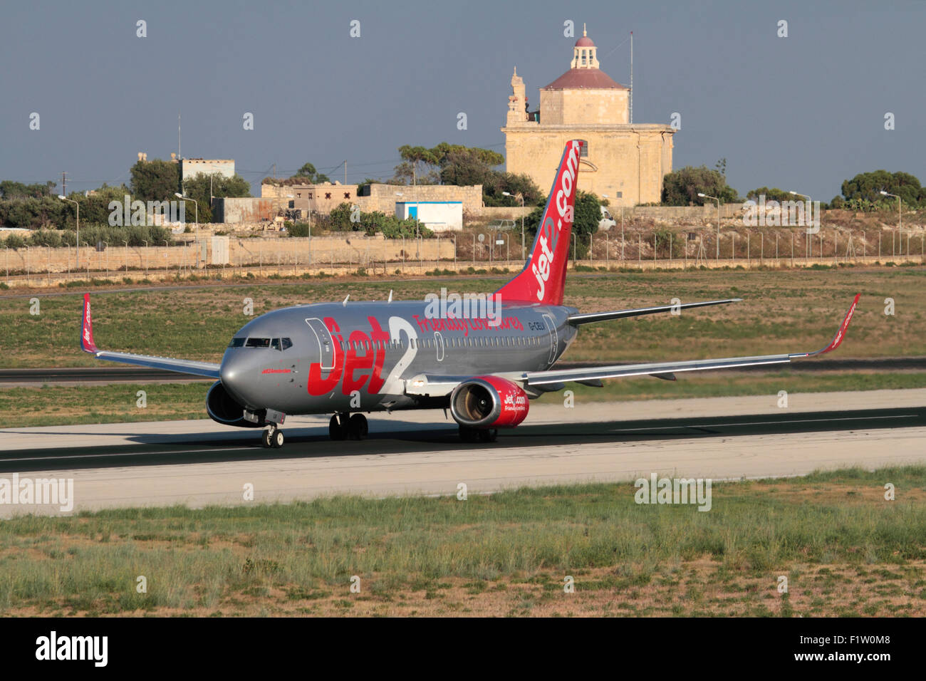 Jet2 Boeing 737-300 auf der Startbahn beim Start von Malta. Britische Fluggesellschaften, die EU und der Brexit. Flugreisen und Urlaub im Ausland. Stockfoto