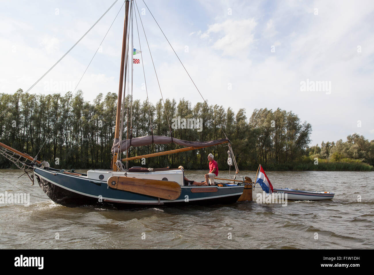 Paar Segeln in ihrem Segelboot im Nationalpark "de Biesbosch" in den Niederlanden Stockfoto
