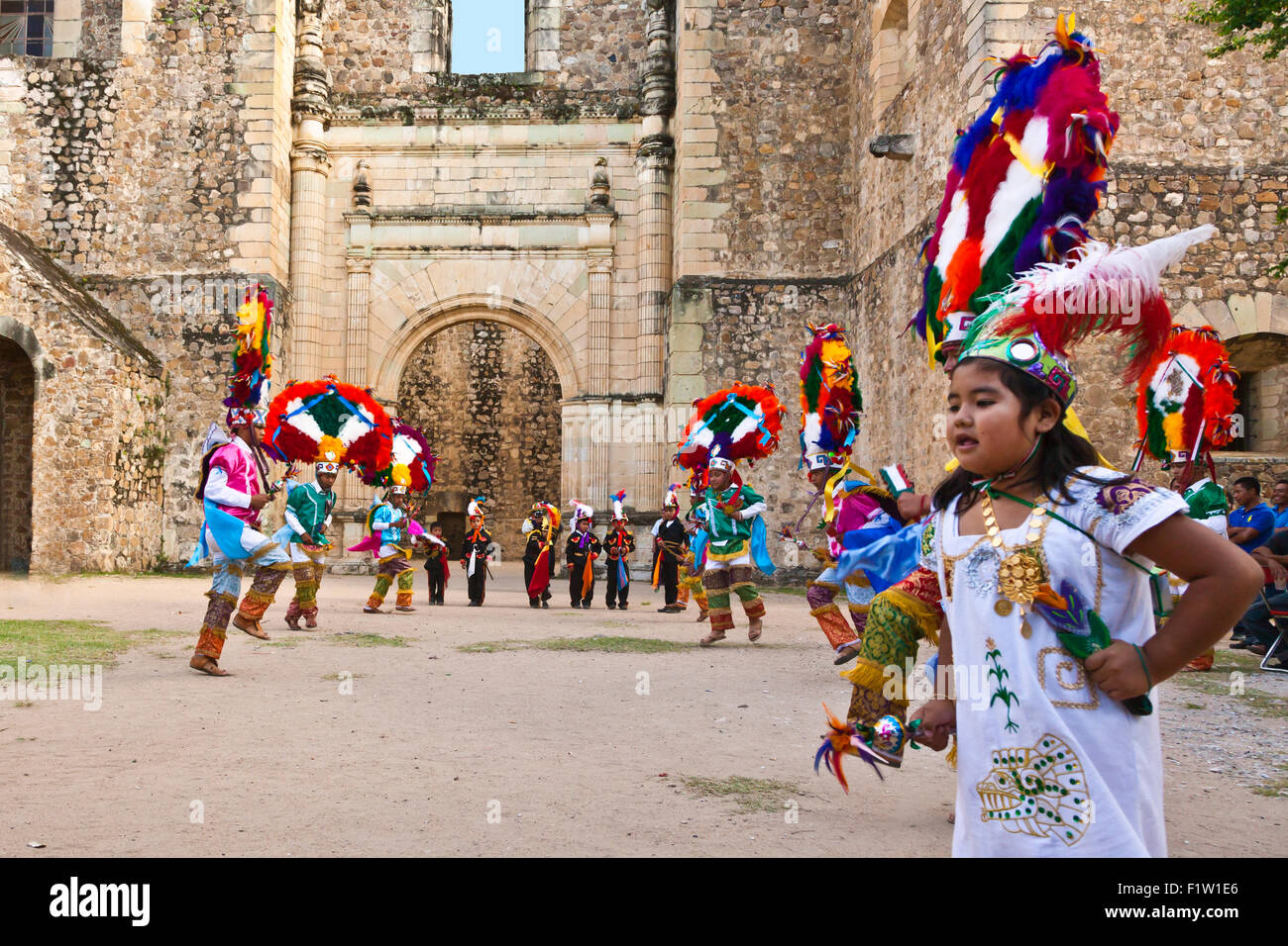 Tänzer nachspielen ZAPOTEKEN Geschichte während des Festivals GUELAGUETZA - CUILAPAN, Mexiko in der Nähe von OAXACA Stockfoto