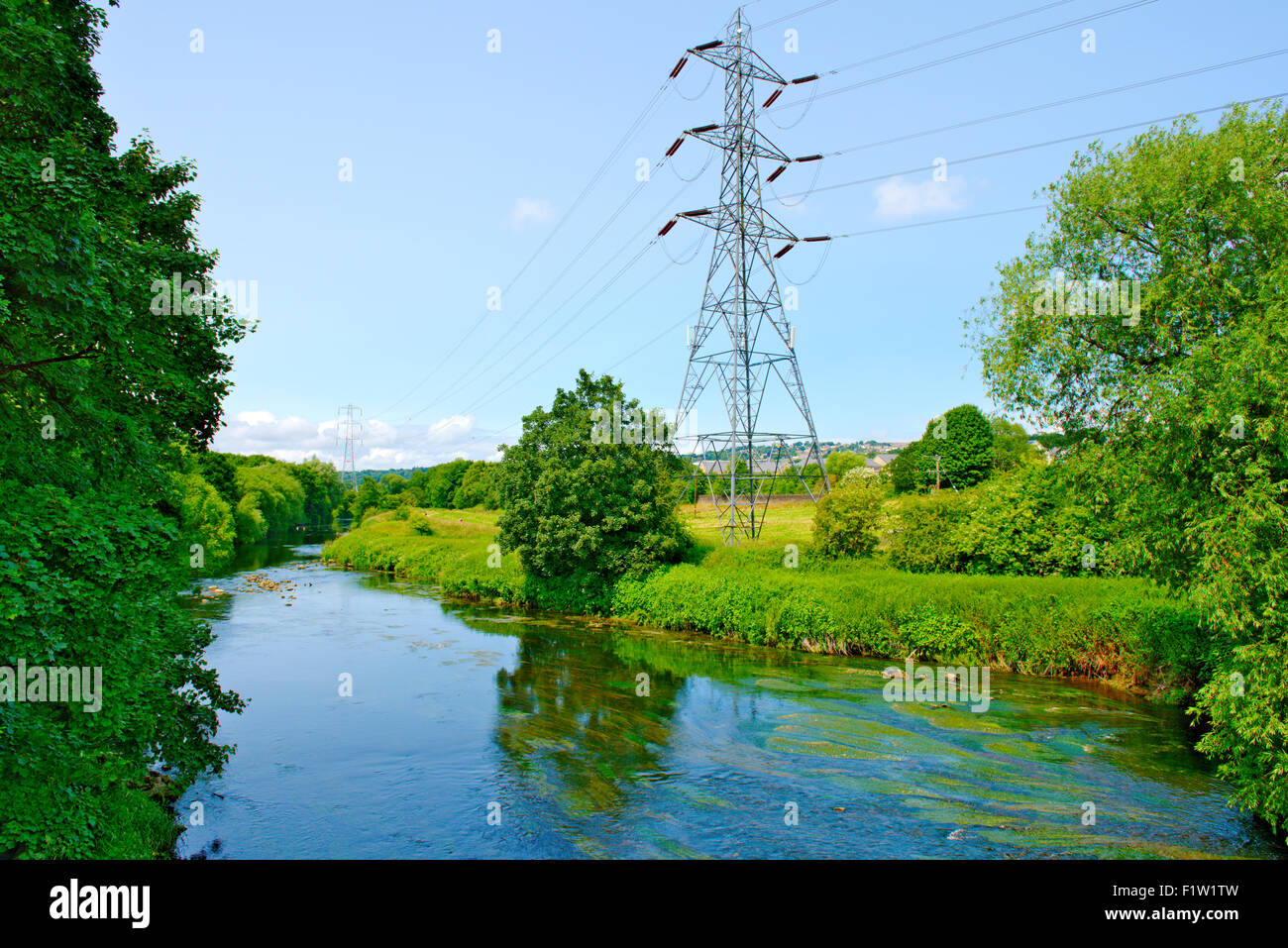 Strommast in Landschaft vom Fluss Aire, England Stockfoto