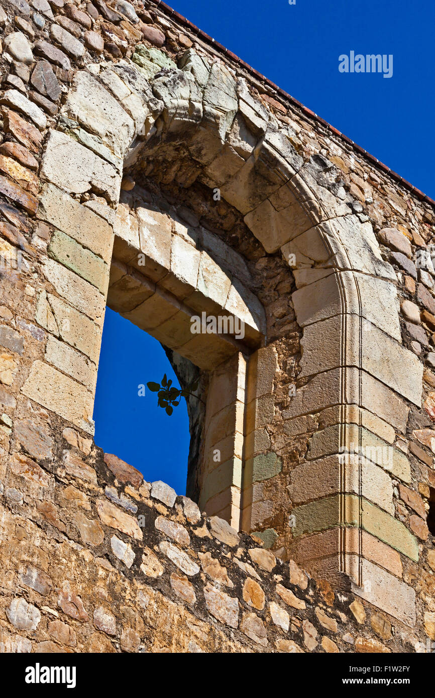 Fenster von dem Kloster aus dem 16. Jahrhundert und die Basilika des CUILAPAN das ehemalige Kloster von Santiago Apostol - CUILAPAN DE GUERRERO, MEX Stockfoto