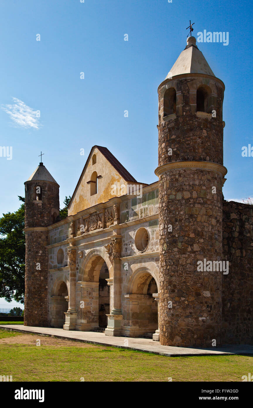 Das Kloster aus dem 16. Jahrhundert und die Basilika von CUILAPAN wurde das ehemalige Kloster von Santiago Apostol - CUILAPAN DE GUERRERO, Mexiko-ne Stockfoto