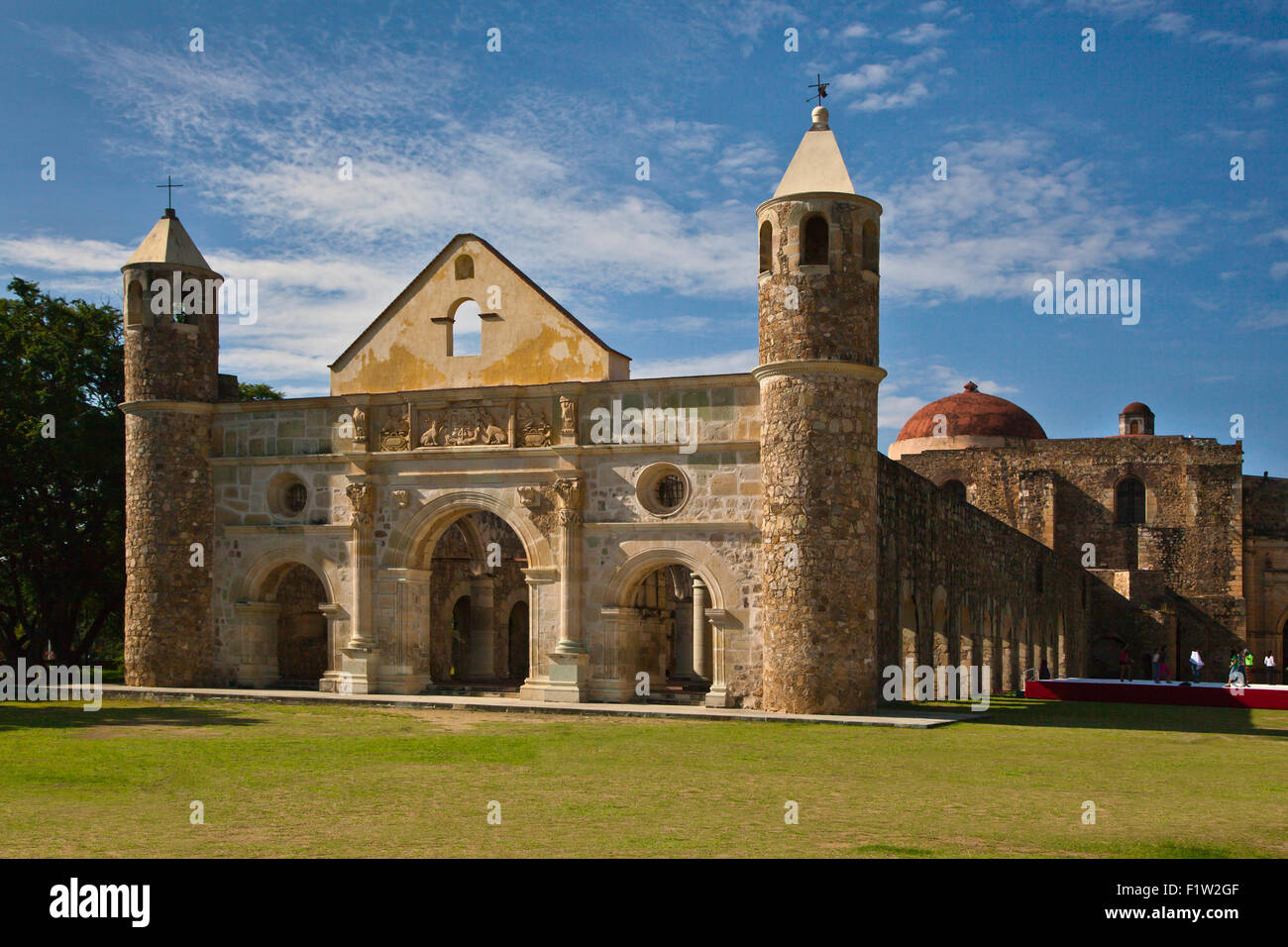 Das Kloster aus dem 16. Jahrhundert und die Basilika von CUILAPAN wurde das ehemalige Kloster von Santiago Apostol - CUILAPAN DE GUERRERO, Mexiko Stockfoto