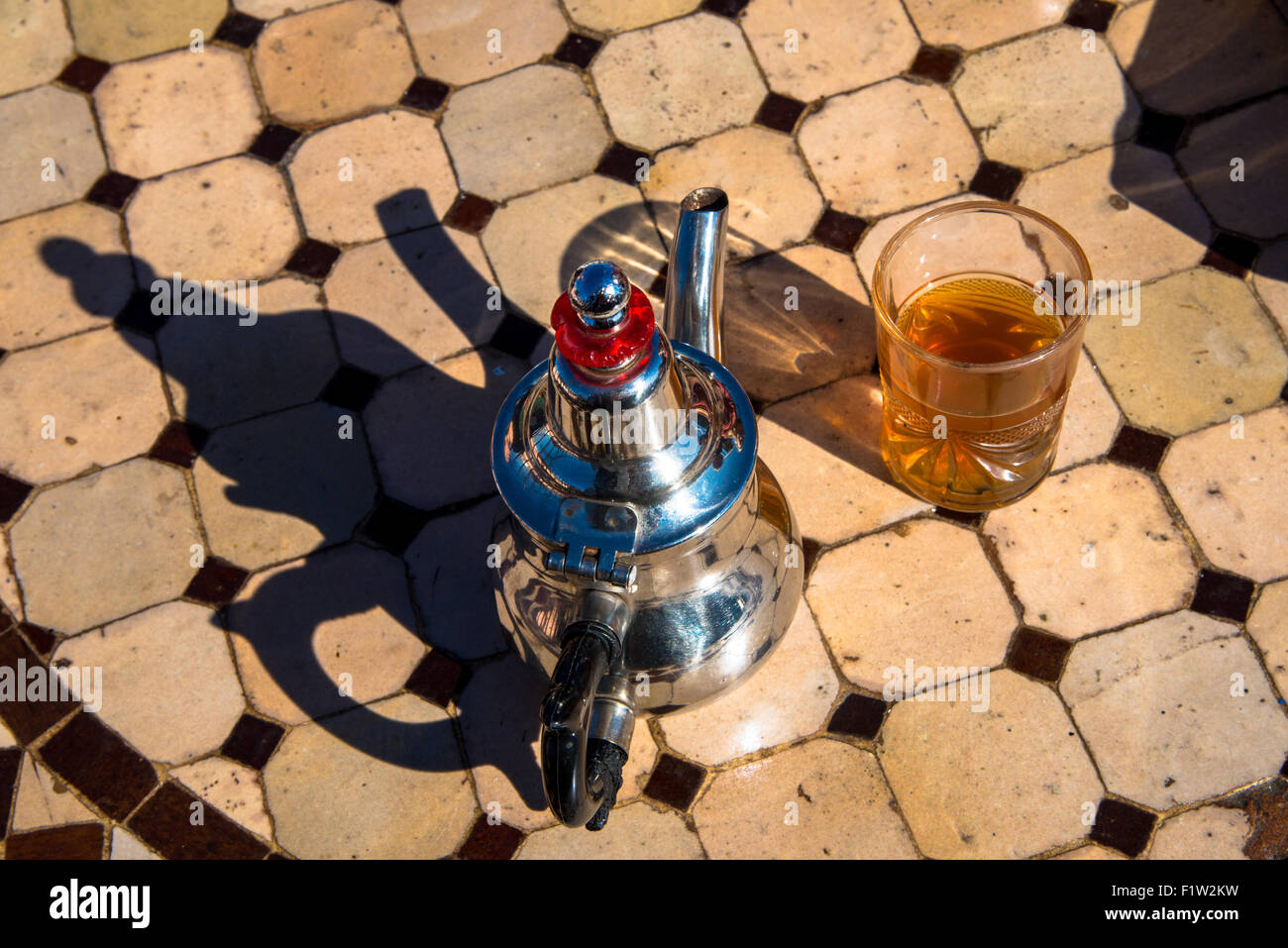 Teekanne und Glas am Tisch in Marokko Stockfoto