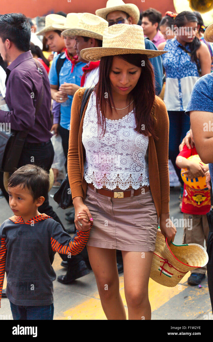 Mutter & Kind in einer Parade im Juli GUELAGUETZA FESTIVAL - OAXACA, Mexiko Stockfoto
