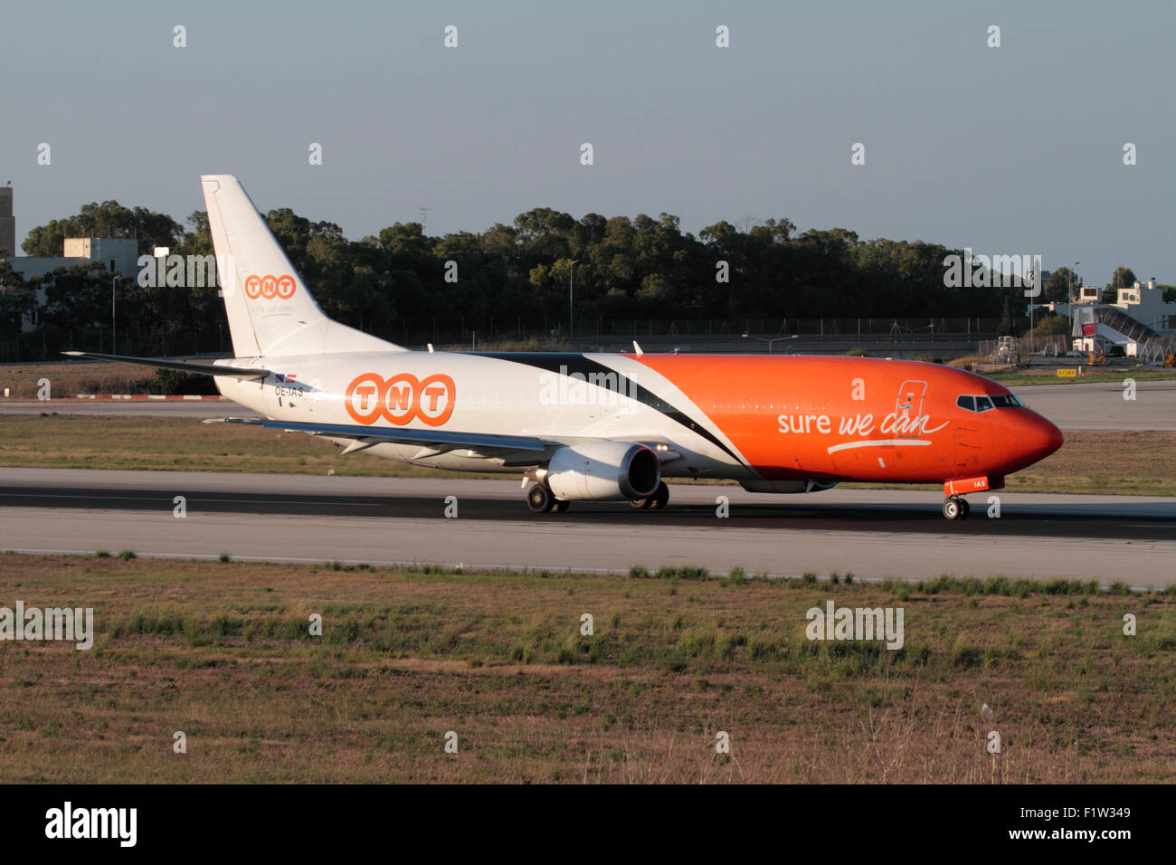 TNT Airways Boeing 737-400F Frachtmaschine des Rollens bei Abreise aus Malta Stockfoto