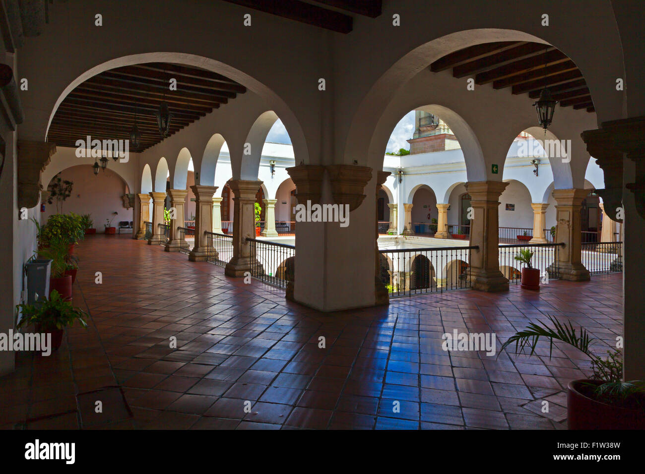 Architektur im spanischen Stil im Rathaushof ein Regierungsgebäude - OAXACA, Mexiko Stockfoto