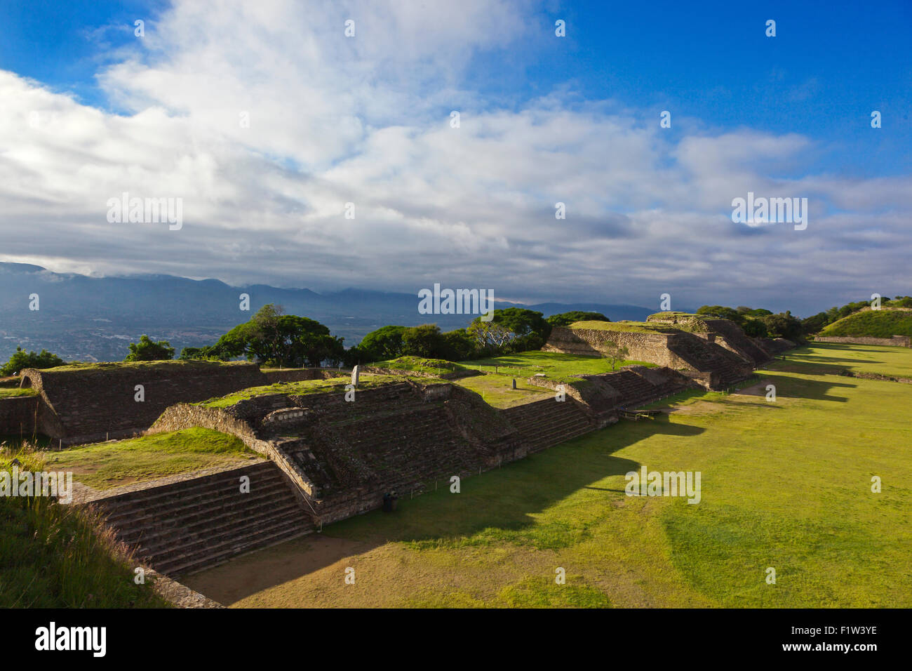 Blick nach Norden auf der Ostseite des GRAND PLAZA am MONTE ALBAN die zurückgeht bis 500 v. Chr. - OAXACA, Mexiko Stockfoto