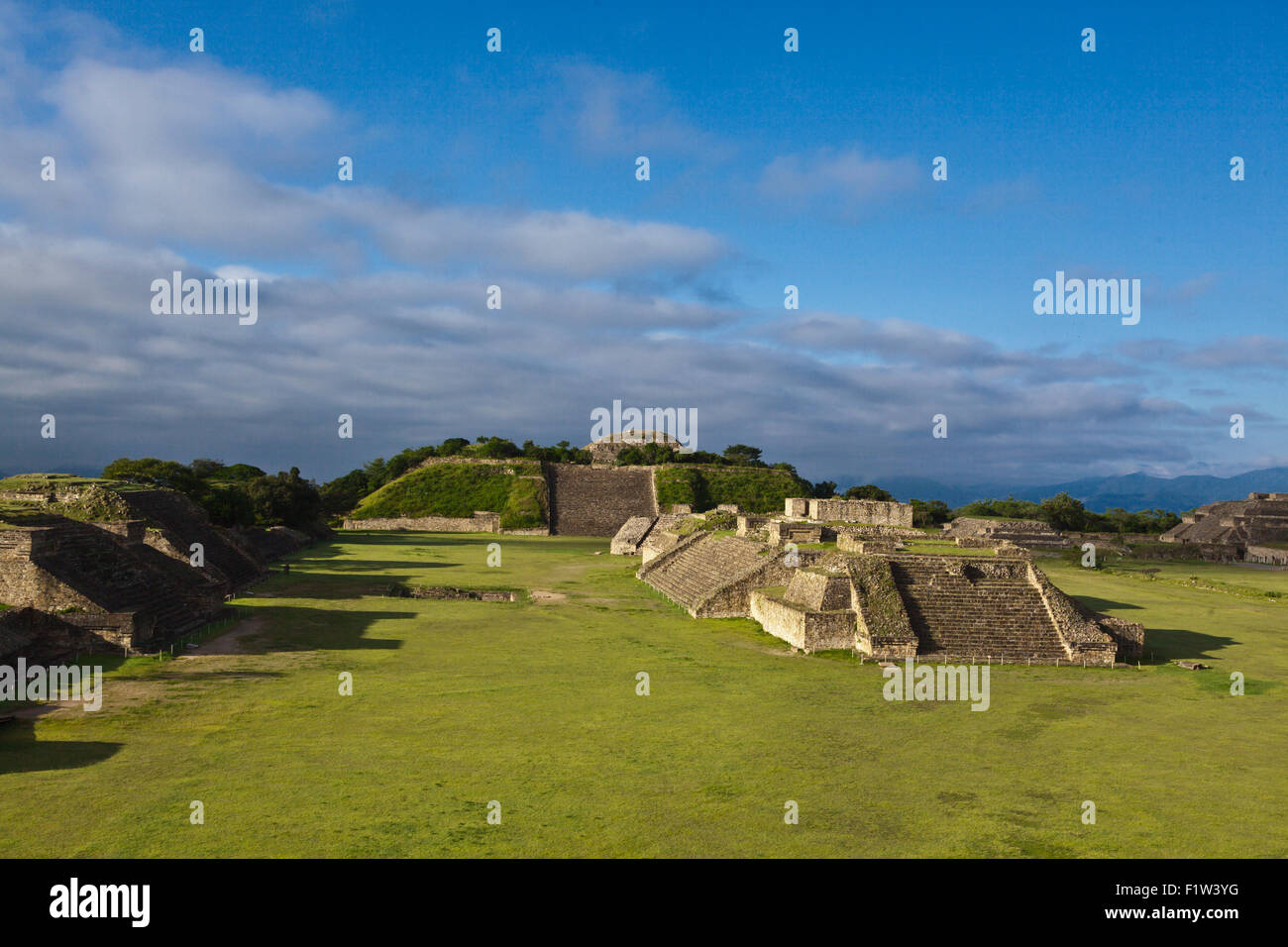 Blick nach Süden im GRAND PLAZA am MONTE ALBAN die zurückgeht bis 500 v. Chr. - OAXACA, Mexiko Stockfoto