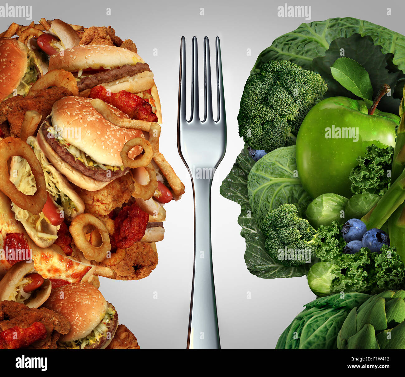 Ernährung Entscheidung Konzept und Ernährung Entscheidungen Dilemma zwischen gesunden gutes frisches Obst und Gemüse oder fettig Cholesterin reichen Fast-Food in Form eines menschlichen Kopfes geteilt durch eine Gabel als Symbol für den Versuch zu entscheiden, was zu essen. Stockfoto