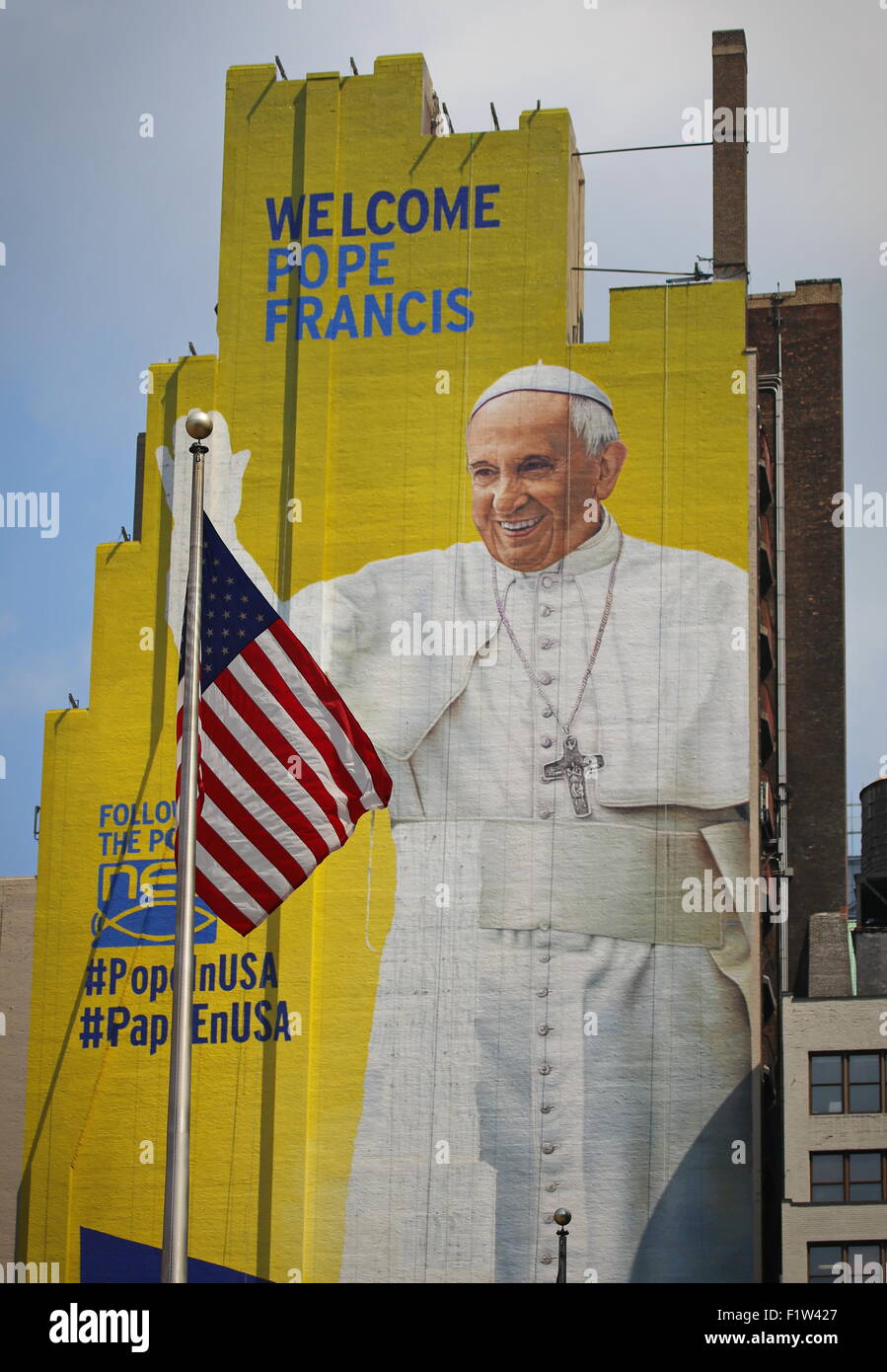 Ein Plakat in der Nähe von Madison Square Garden ist bereit, Papst Francis im September begrüßen zu dürfen. Der Heilige Vater führen eine Masse an Mad. Stockfoto