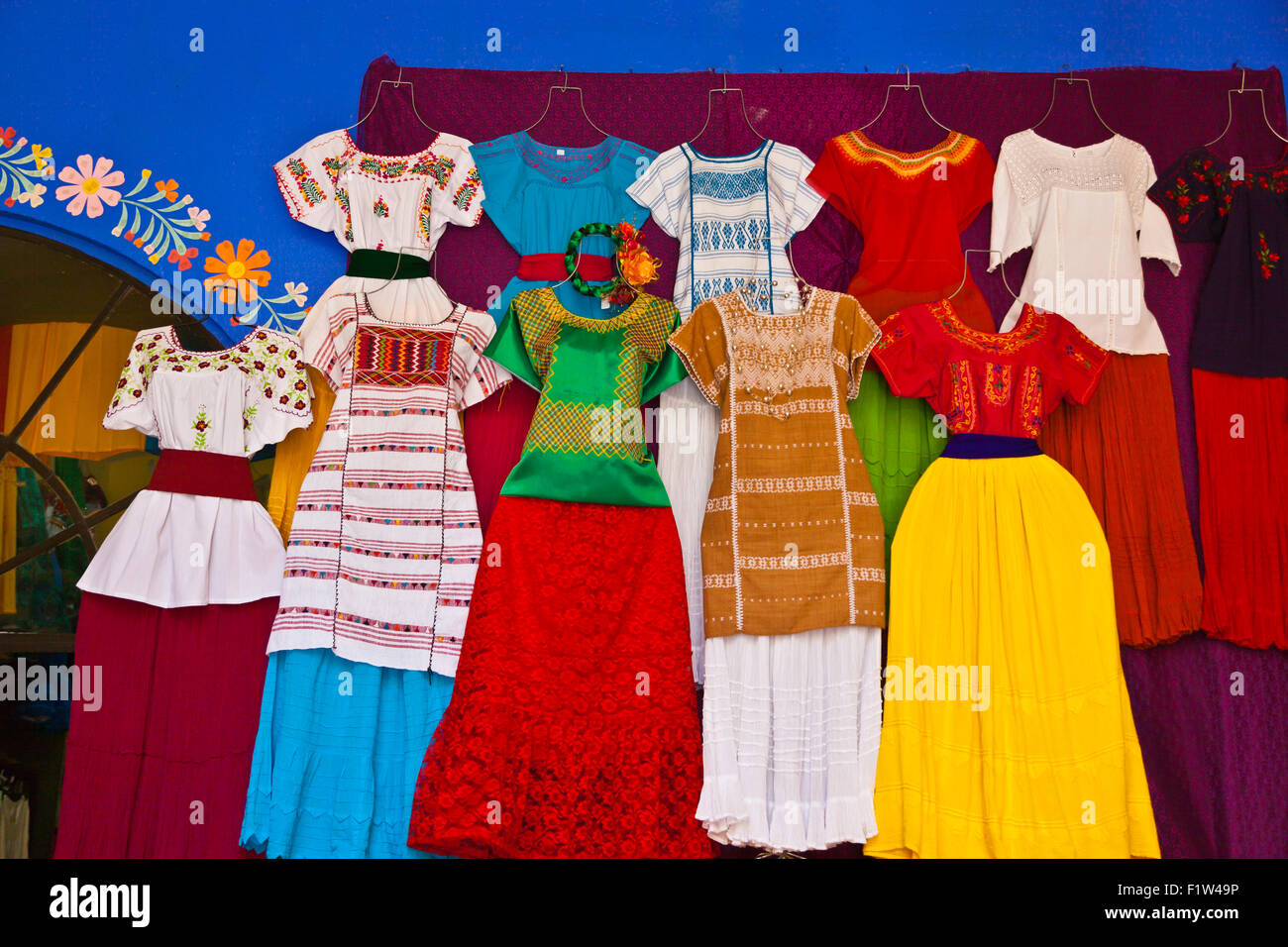 Traditionellen handgemachten Kleider auf dem Display - OAXACA, Mexiko Stockfoto