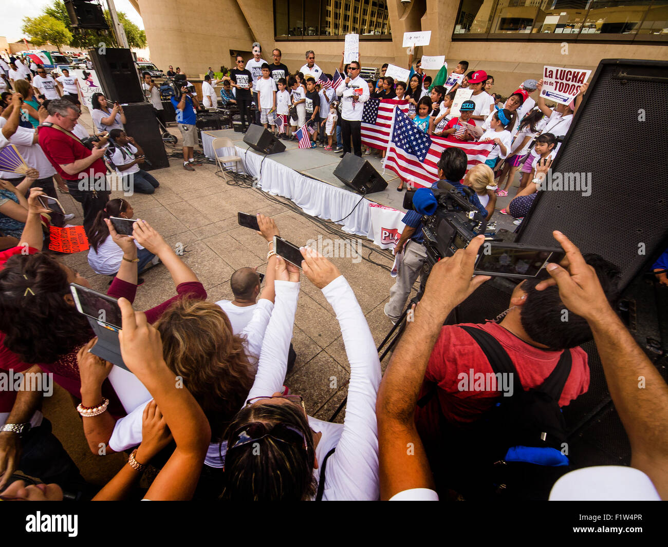 Durch Texas Bewohner Protest gegen den Präsidentschaftskandidaten Donald Trumps versprechen eine Mauer an der Grenze zwischen Mexiko und den Vereinigten Staaten zu bauen Stockfoto
