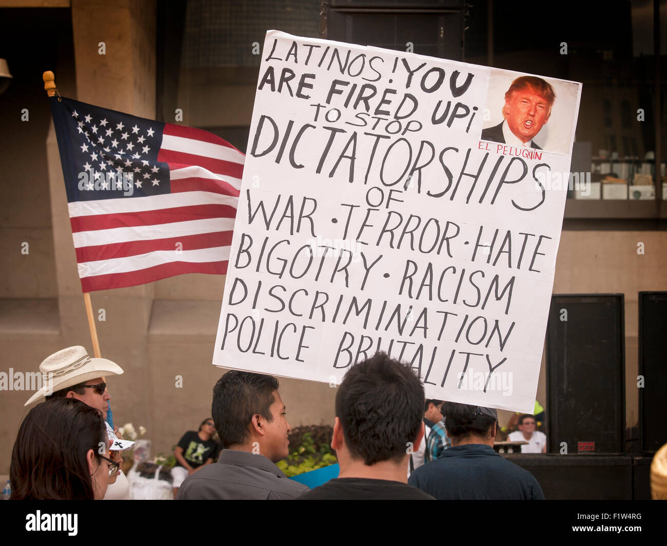 Durch Texas Bewohner Protest gegen den Präsidentschaftskandidaten Donald Trumps versprechen eine Mauer an der Grenze zwischen Mexiko und den Vereinigten Staaten zu bauen Stockfoto
