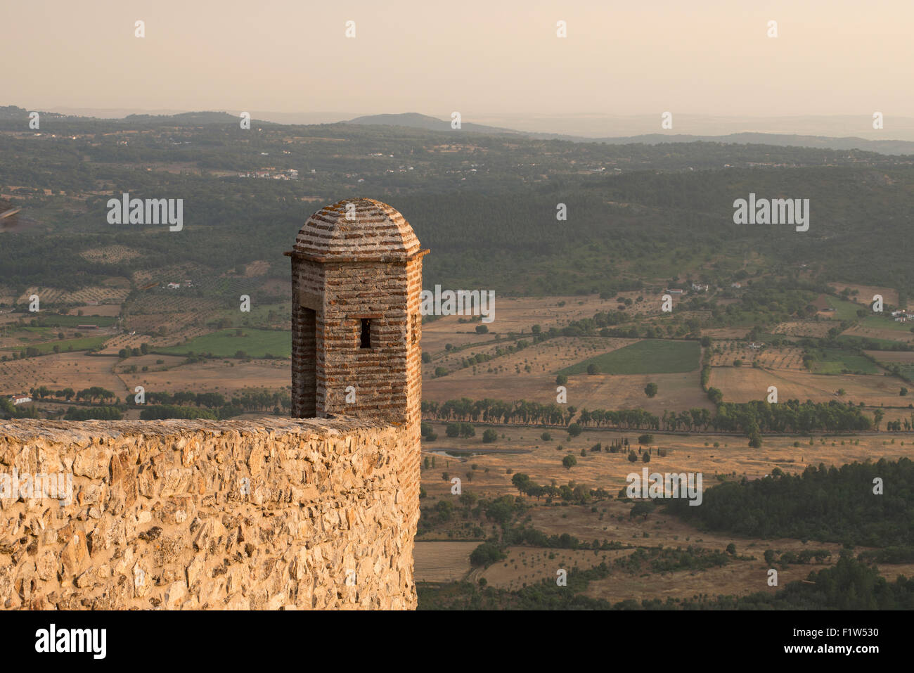 Ein Blick auf die Alentejo-Landschaft von den Mauern des Schlosses Marvao gesehen. Marvao, Portugal. 17. Juli 2015. Stockfoto