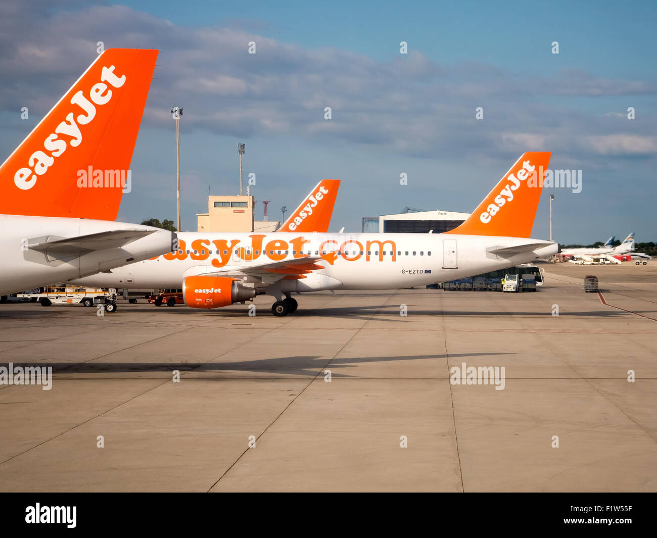 EasyJet-Flugzeuge aufgereiht auf dem Rollfeld des Flughafen von Palma, Mallorca, Spanien Stockfoto