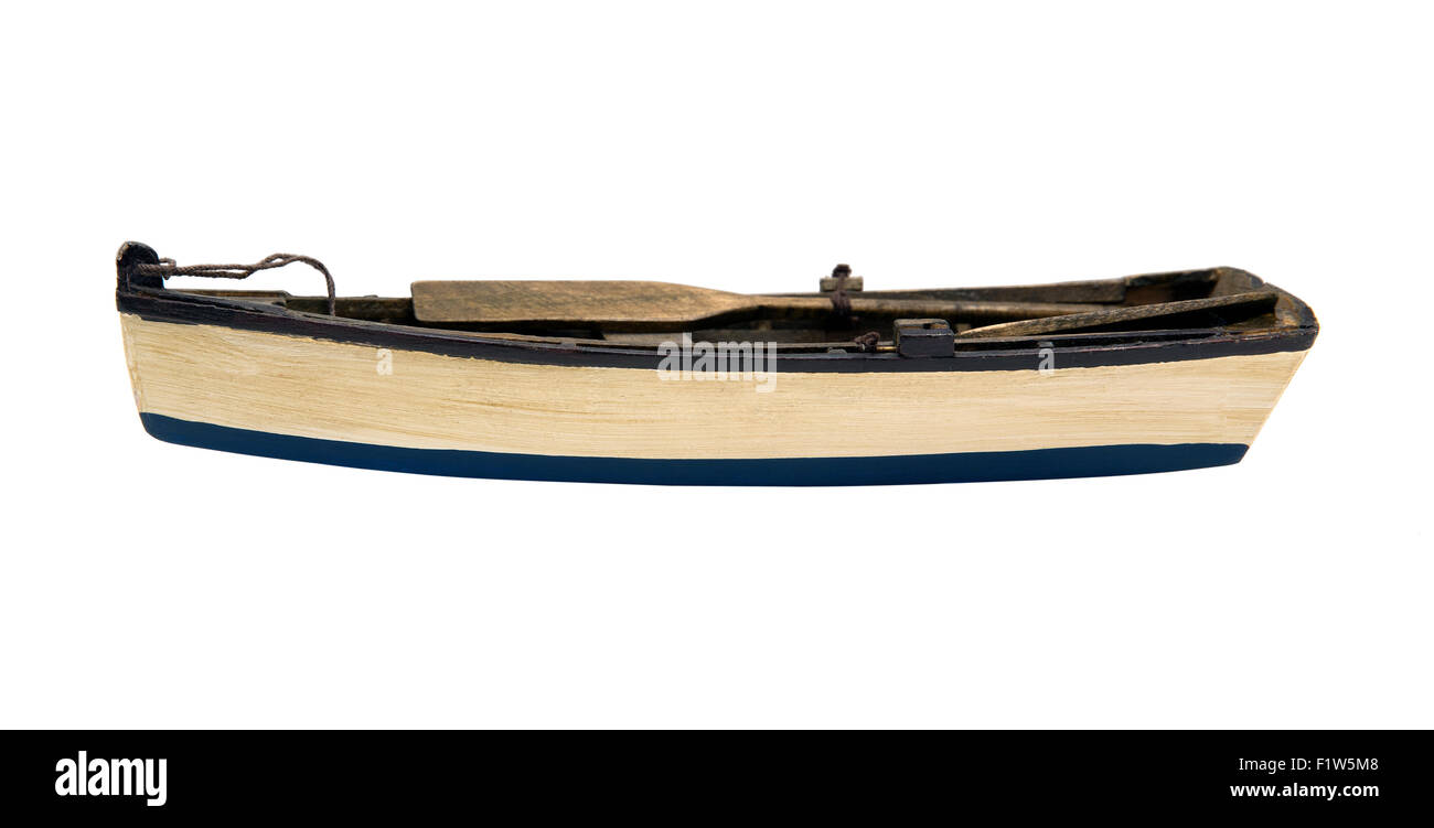 Holzboot mit Paddel Stockfoto