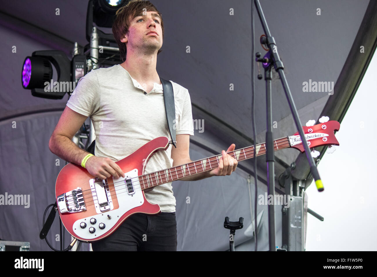 Tom Wells Kassassin Straße im siegreichen Festival 2015 Bass Gitarre zu spielen. Stockfoto