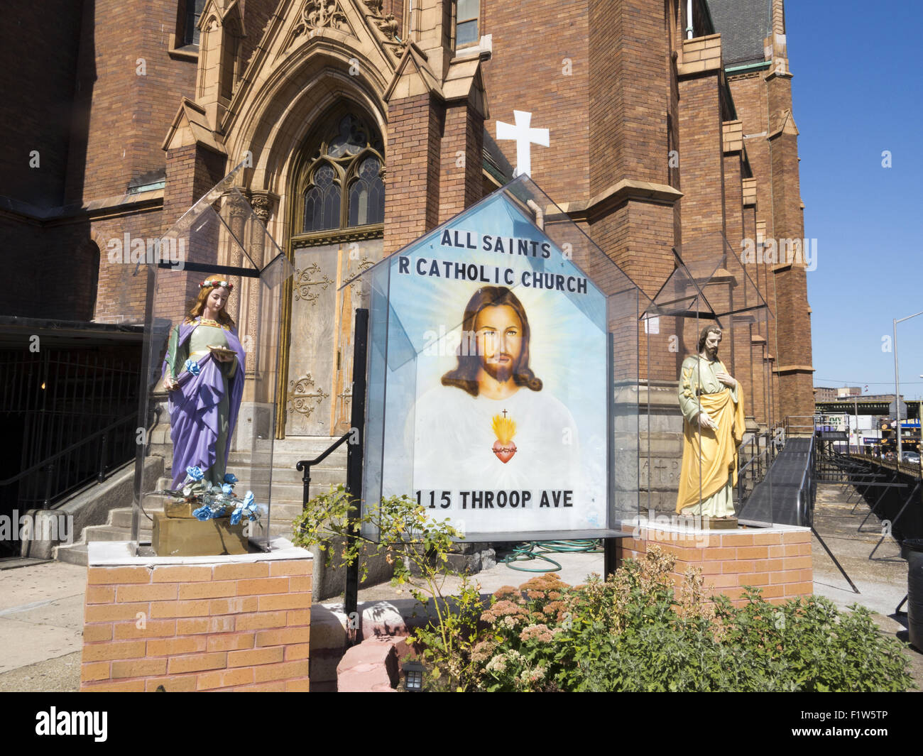 Alle heiligen römisch-katholischen Kirche im Abschnitt Williamsburg in Brooklyn, "The Borough of Churches" in New York.  Die Pfarrei wa Stockfoto