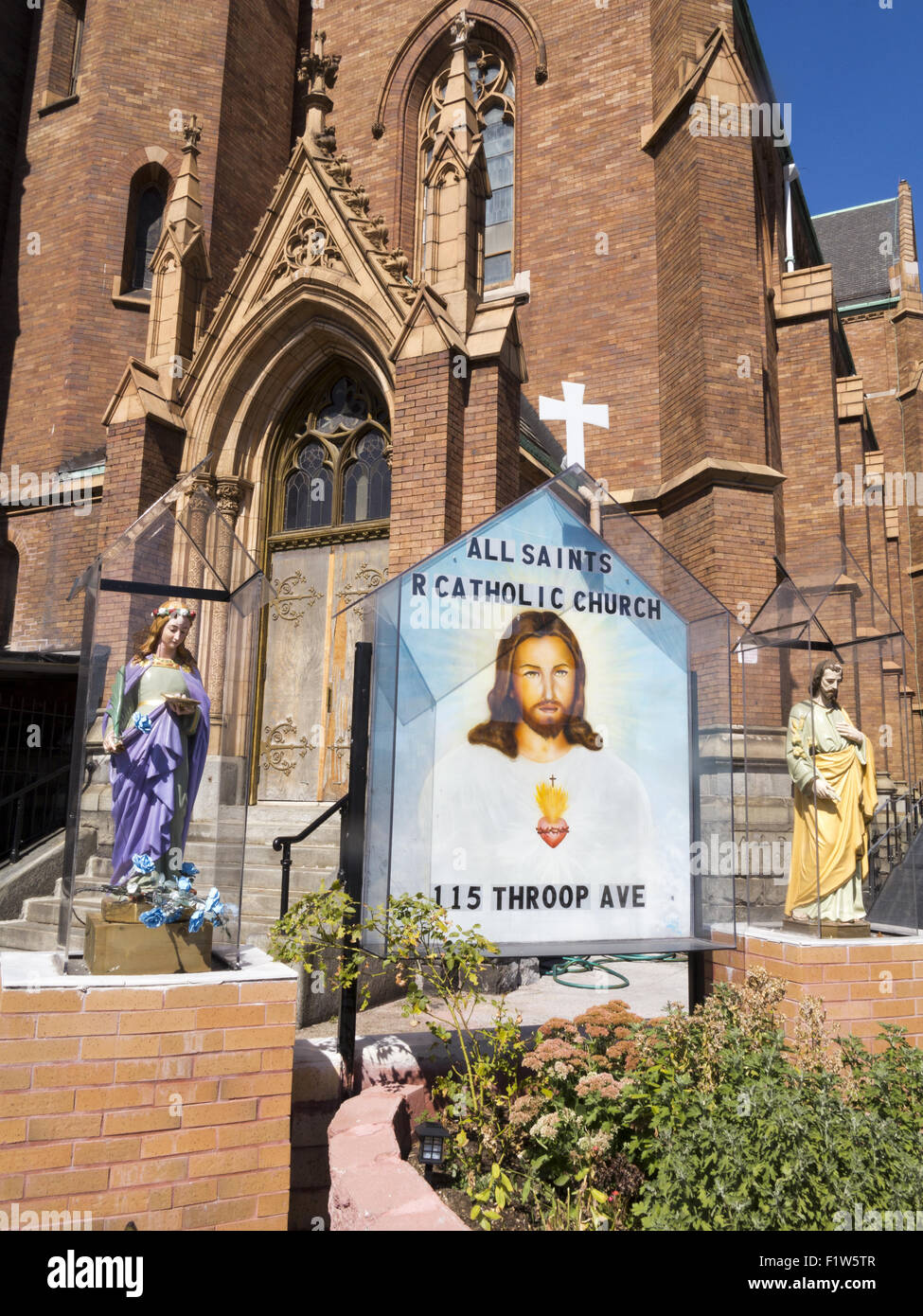 Alle heiligen römisch-katholischen Kirche im Abschnitt Williamsburg in Brooklyn, "The Borough of Churches" in New York.  Die Pfarrei wa Stockfoto