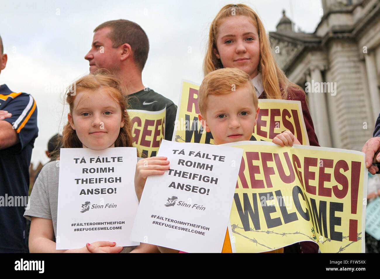 Belfast, Nordirland, Vereinigtes Königreich. 30. August 2015. Kinder halten Sie auf dem Gelände des Belfast Coity Hall Flüchtlinge Willkommen Schilder wo Oberbürgermeister Arder Carson, Justin Ndikumana NI Community von Flüchtlingen und Rosamund Bennett, Christian Aid, die große Masse an der Belfast City Hall Vigil gerichtet. Bildnachweis: Bonzo/Alamy Live-Nachrichten Stockfoto