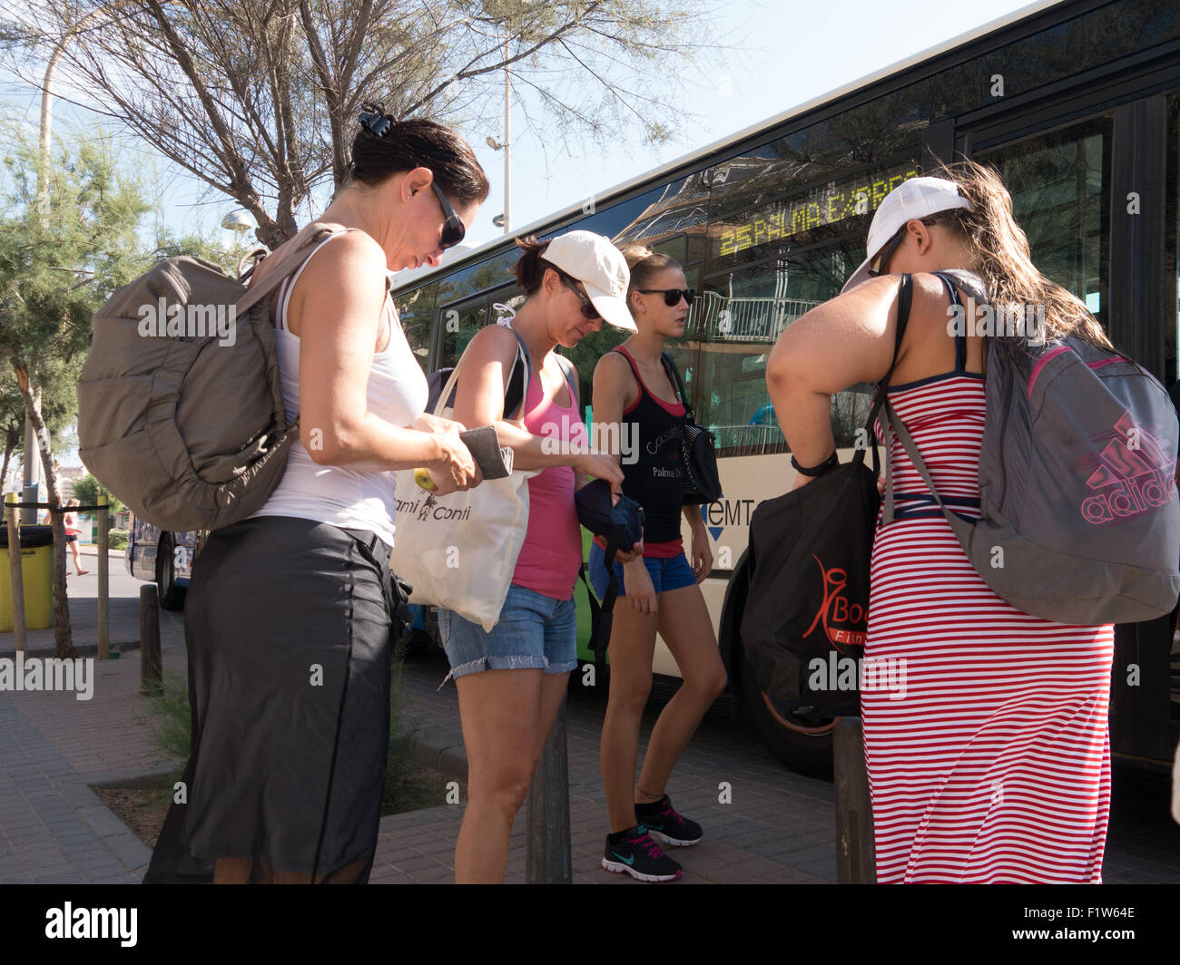 Passagiere, die darauf warten, einen EMT-Bus in El Arenal, Mallorca, Spanien an Bord Stockfoto Passagiere, die darauf warten, einen EMT-Bus in El Arenal, Mallorca, Spanien an Bord Stockfoto