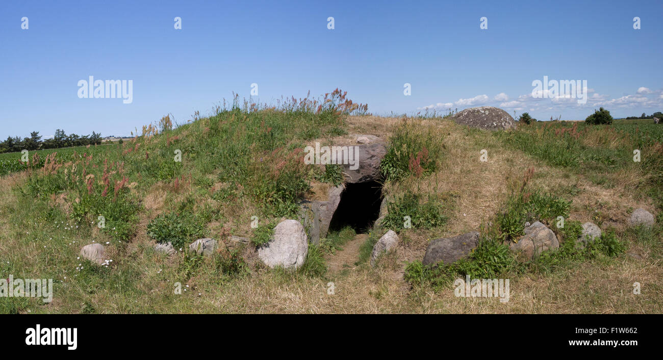 Der Eingang in die archäologische Stätte von der Kragnaes-Passage-Höhle auf der Insel Aero, Dänemark. Stockfoto