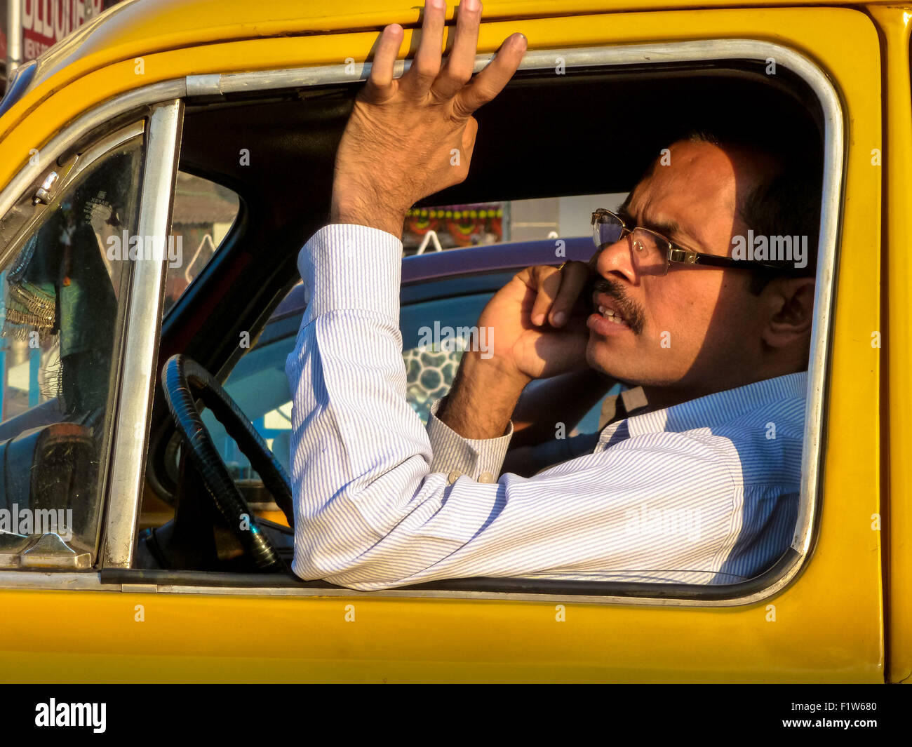 Taxifahrer in Auto in Kolkata Indien Stockfoto