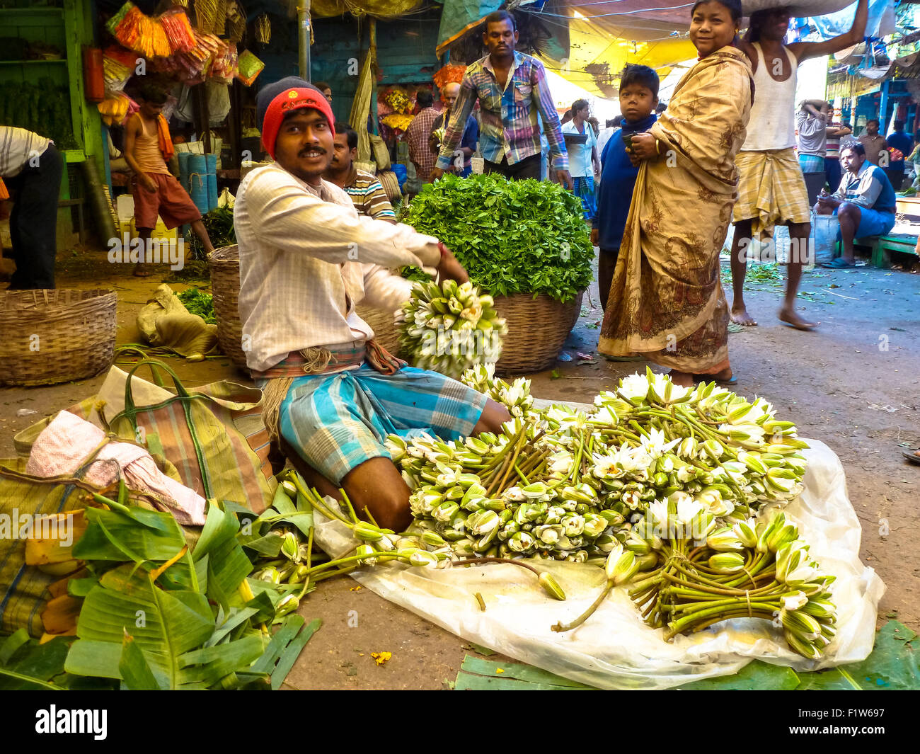 Streetvendor mit Blumen am Blumenmarkt in Kolkata Indien Stockfoto