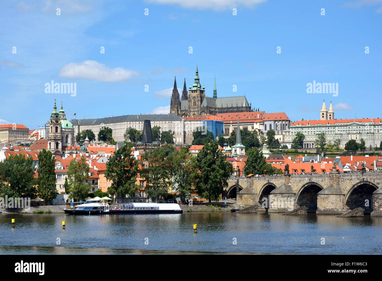 Hradschin Burg und der Karlsbrücke an der Moldau in Prag. Stockfoto
